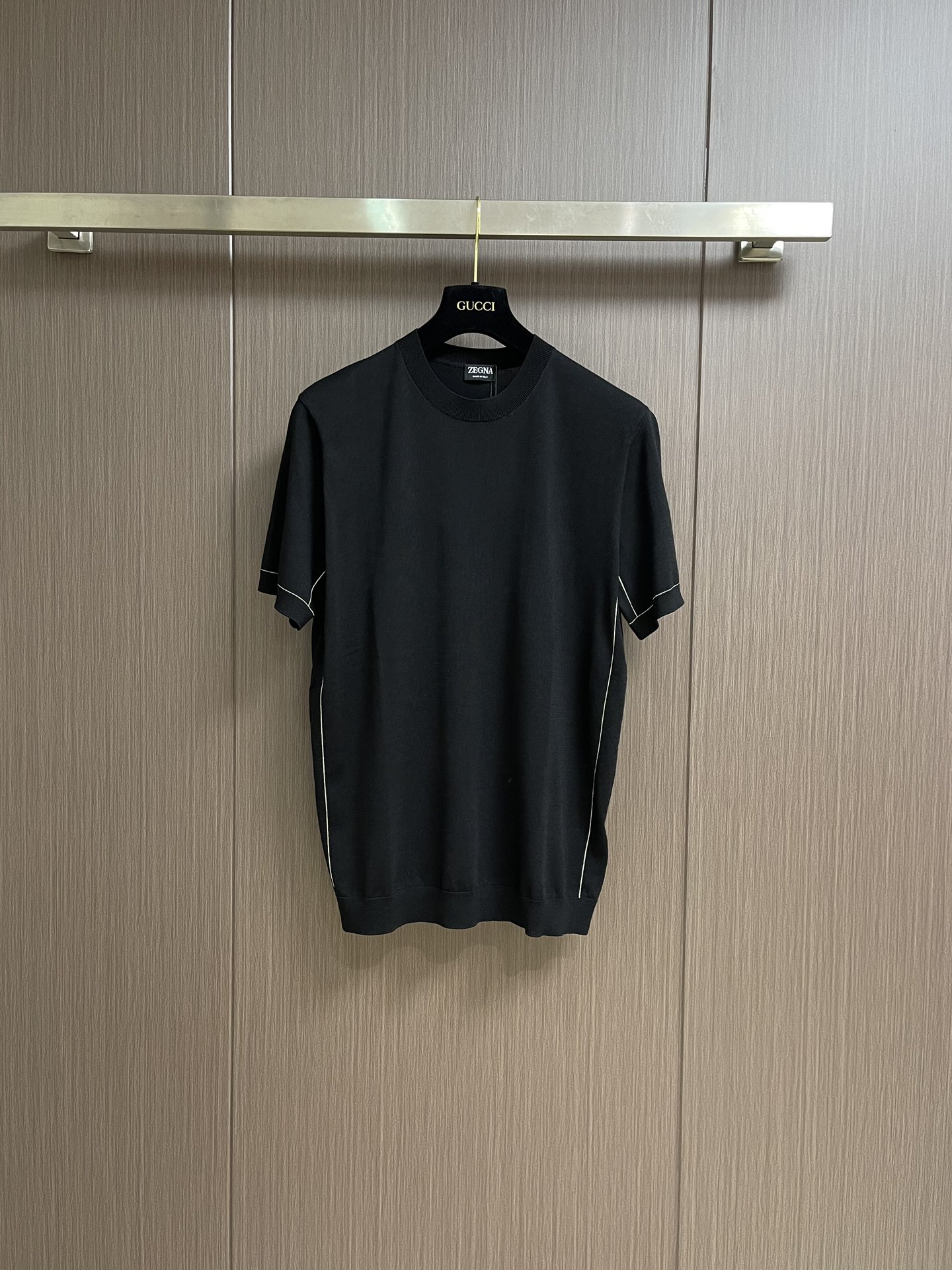 NO:139939,Zegna 2025ss early spring fashion men's short-sleeved knitted T-shirt, a very star-level item, with a very high appearance, both atmospheric and connotation, full of details, fully reflecting the brand's low-key and luxurious style, the overall visual is full of vitality and youthfulness, and the upper body is full of temperament!  Size 48-56, T-shirt,tees,t-shirt,alexander wang19860909zegna 2025ss早春时装款男士短袖针织T恤,非常明星级的一款单品,颜值度极高,即大气又有内涵,细节感满满,充分体现了品牌低调且奢华的风格,整体的视觉充满活力和年轻态,上身满满的气质！尺码48-56,,T-shirt,tees，t-shirt,alexander wang,Men's clothing