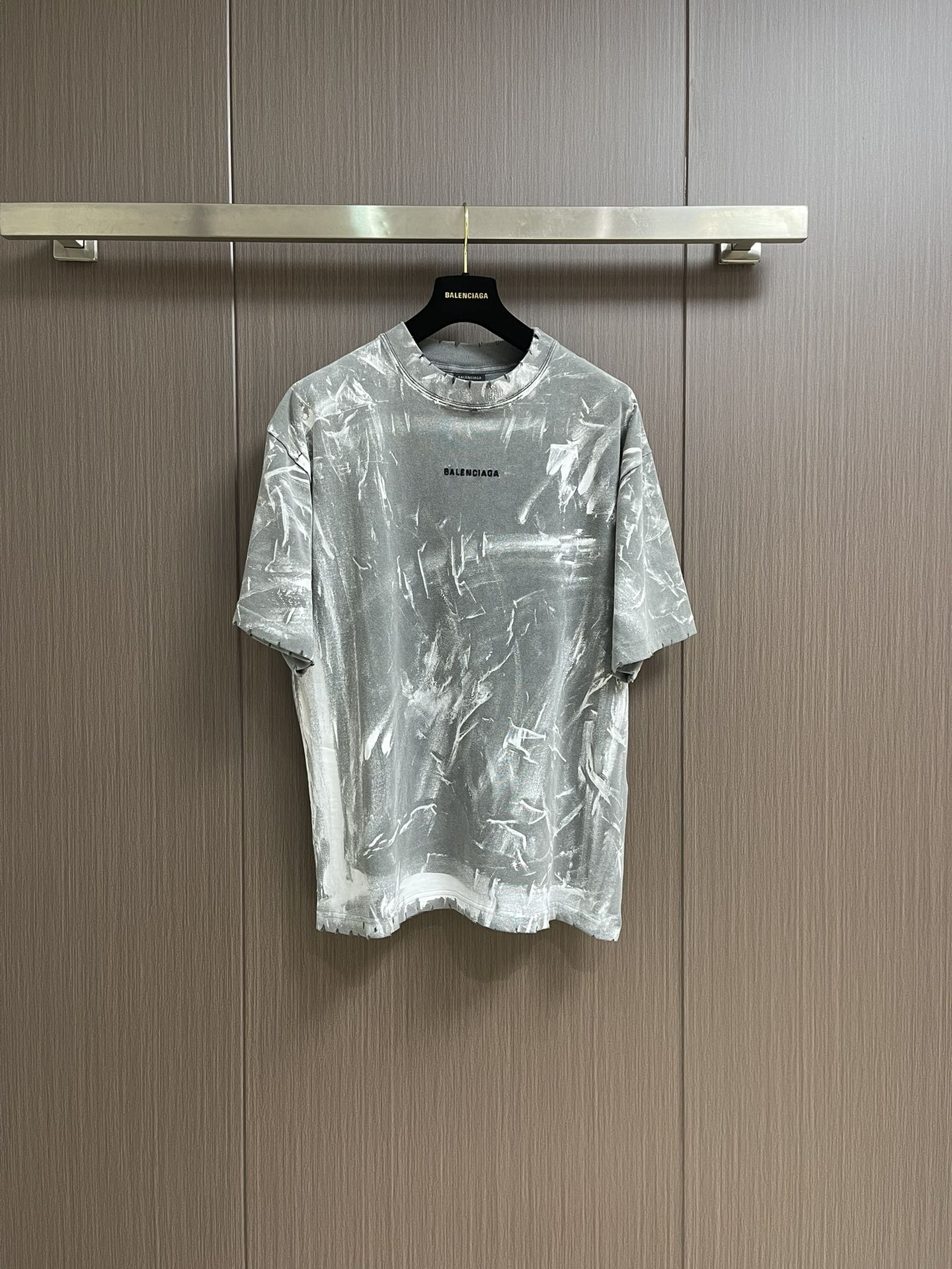 NO:139961,Balenciaga 2025ss new hand-painted grinded and worn-out wash water short-sleeved T-shirt, heavy 320g pure cotton fabric, buy the version and buy the color of the version. The color is also particularly good-looking dark gray batik fabric to make such a beautiful color. There are many processes. The 25ss early spring new series is the best and most versatile short-sleeved loose style, the same style for men and women. Size XS-L,,balenciaga, T-shirt,tees, t-shirt,alexander wang19860909Balenciaga 2025ss新款手绘磨破做旧洗水短袖T恤,重磅320克纯棉面料,买版购入对版制作颜色也是特别好看的深灰色蜡染面料才能炒出这么好看的颜色,工艺流程繁多25ss早春款新系列最好看的最百搭的一款短袖 宽松版型 男女同款.尺码XS-L,,balenciaga,T-shirt,tees，t-shirt,alexander wang,Men's clothing