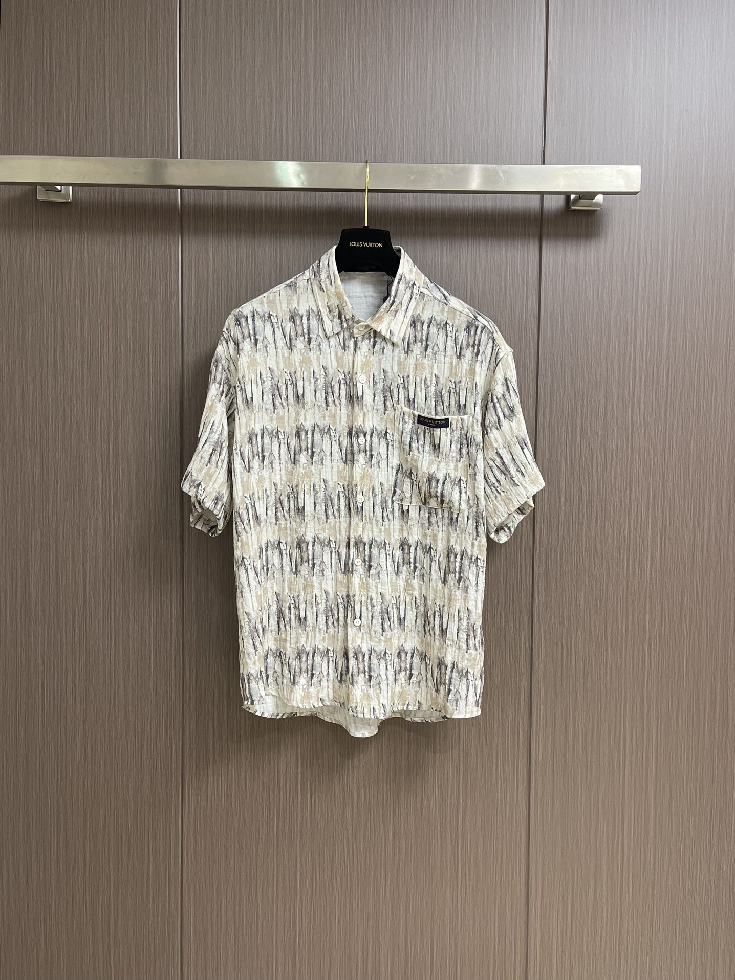 NO:139945,LV 2025ss Spring and Summer new simple plain textured summer short-sleeved shirt, using rich textured damoflage jacquard fabric to create casual tailoring, highlighting modern style with open collar design. It can easily integrate into the trendy style of the 2025 spring and summer show, and can also interpret casual and elegant style with the same style. Size M-XXL,,louis vuitton,shirts,T-shirt,alexander wang19860909LV 2025ss春夏新款简素纹理夏日短袖衬衫,采用纹理丰富的 damoflage 提花面料塑造休闲剪裁,以开领设计彰显摩登格调.可轻松融入 2025 春夏秀场的潮流造型,亦可与同款共同演绎闲雅风尚.尺码M-XXL,,louis vuitton,shirts,T-shirt,alexander wang,Men's clothing