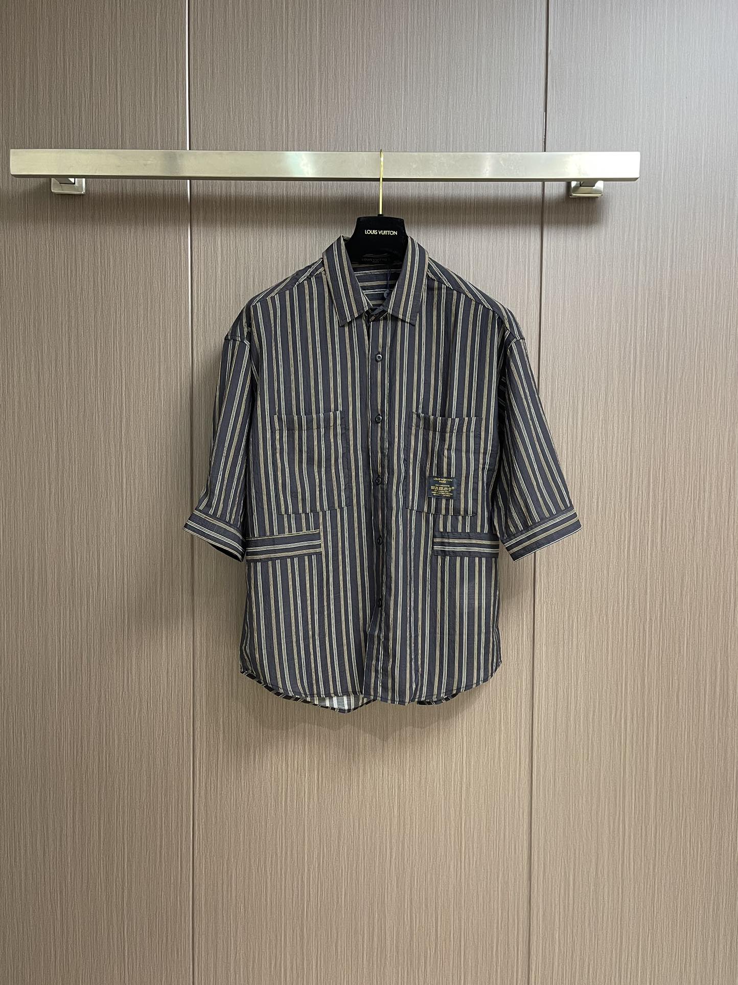 NO:139951,LV Spring and summer new catwalk loose short-sleeved shirt, new striped pattern interpretation, brand logo letter label, neat tailoring style interpretation of body style. Loose style, whether it is worn outside or inside, perfect details processing. Size M-XXL,,louis vuitton,shirts,T-shirt,alexander wang19860909LV 春夏新款走秀款宽松短袖衬衫 全新条纹图案演绎,品牌logo字母标签,利落剪裁版型演绎体闲风格.宽松版型,无论是外穿或内搭都非常有艺术感 完美细节处理.尺码M-XXL,,louis vuitton,shirts,T-shirt,alexander wang,Men's clothing