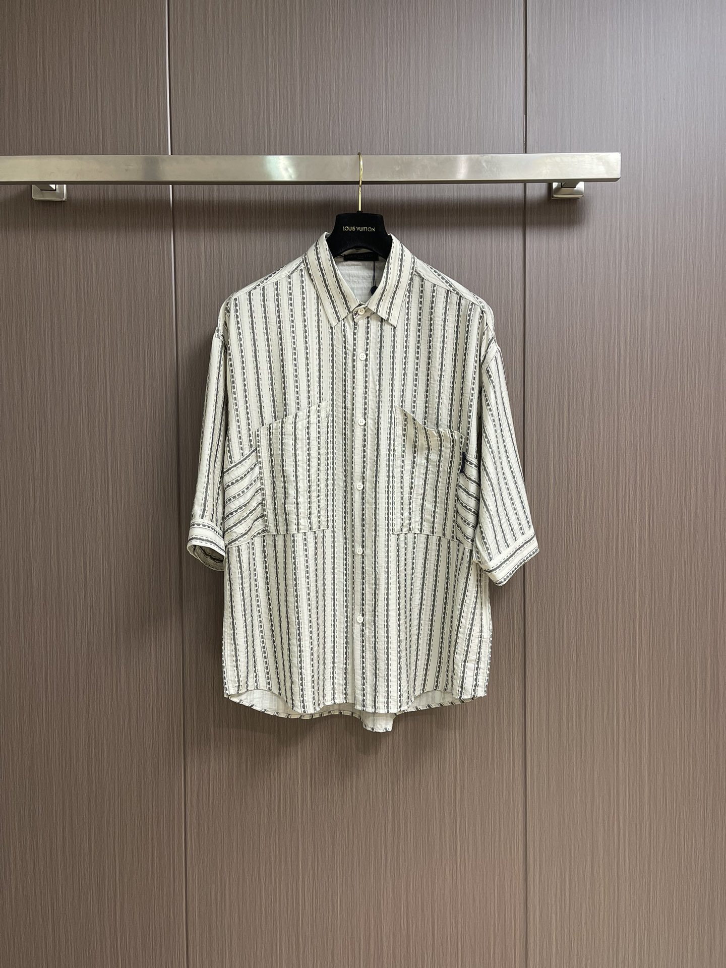 NO:139963,LV Spring and summer new catwalk loose short-sleeved shirt, new striped pattern interpretation, brand logo letter label, neat tailoring style interpretation of body style. Loose style, whether it is worn outside or inside, perfect details processing. Size M-XXL,,louis vuitton,shirts,T-shirt,alexander wang19860909LV 春夏新款走秀款宽松短袖衬衫 全新条纹图案演绎,品牌logo字母标签,利落剪裁版型演绎体闲风格.宽松版型,无论是外穿或内搭都非常有艺术感 完美细节处理.尺码M-XXL,,louis vuitton,shirts,T-shirt,alexander wang,Men's clothing