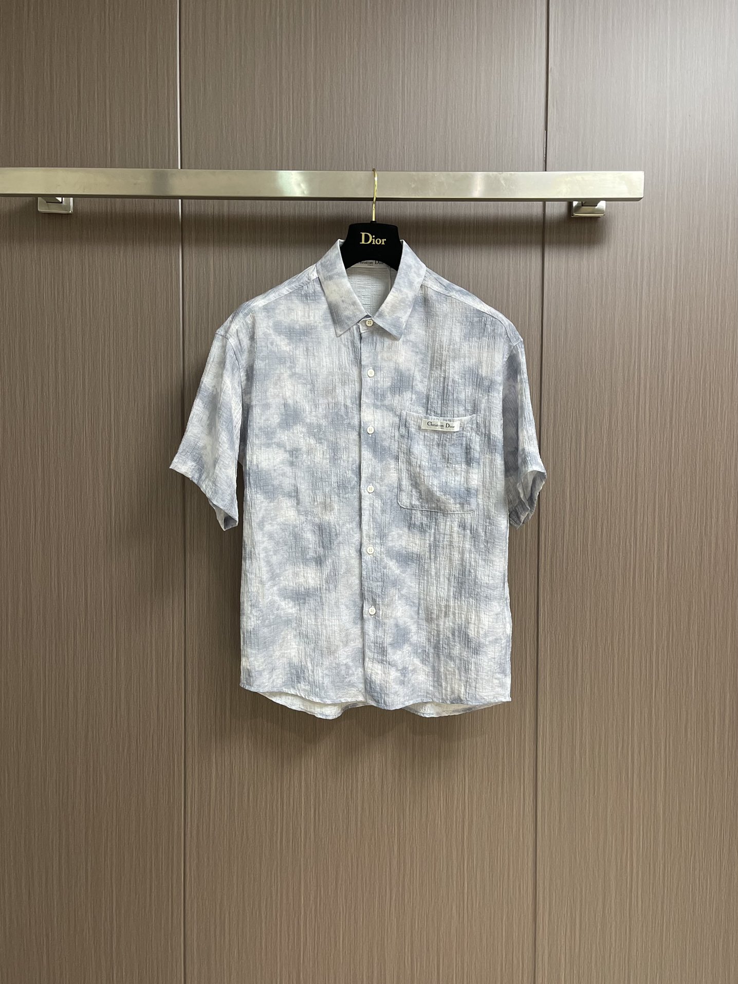 NO:139969,Dior 2025ss Spring and Summer New Style, Mist Printed Short Sleeve Shirt Shorts Set, The comfort of this fabric can be os style when worn, and it looks good for both men and women. The upper body is definitely a surprise!  Match series I really love one!  No matter how you wear it, there is no minefield!  Size M-XXL,,dior,shorts,shirts,T-shirt,alexander wang19860909Dior 2025ss春夏新款 迷雾印花短袖衬衫短裤套装,这个面料的舒适度 当穿都可os版型 男女穿都好看 上身绝对惊喜的一款！搭配系列 真的非常爱的一款！怎么穿都没有雷区！尺码M-XXL,,dior,shorts,shirts,T-shirt,alexander wang,Men's clothing