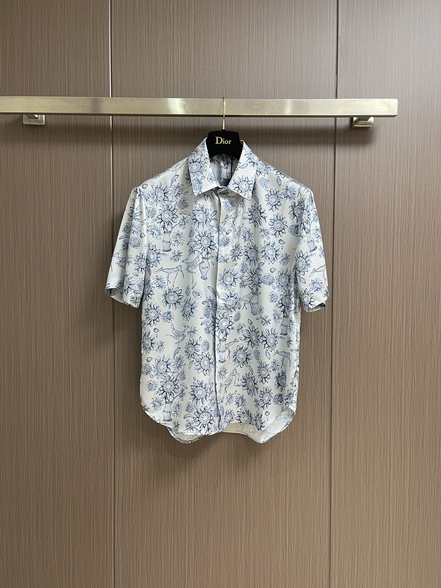 NO:139968,Dior and hylton nel light blue jacquard fabric short-sleeved shirt, this shirt comes from the dior and hylton nel joint series, showing the interpretation of the artist's works. It is carefully crafted with light blue jacquard fabric, shorts style, and tie-up drawstring design. The style is full of fashion and can be matched with other items in this limited series. Size S-XL 39-40-41-42,,dior, shorts,shirts,T-shirt,alexander wang19860909Dior and hylton nel淡蓝色提花面料短袖衬衫,这款衬衫来自dior and hylton nel 联名系列,展现了对艺术家作品的诠释.采用淡蓝色提花面料精心制作,短裤版型,搭配束腰抽绳设计.款式充满时尚气息,可搭配该限定系列的其他单品.尺码S-XL 39-40-41-42,,dior,shorts,shirts,T-shirt,alexander wang,Men's clothing