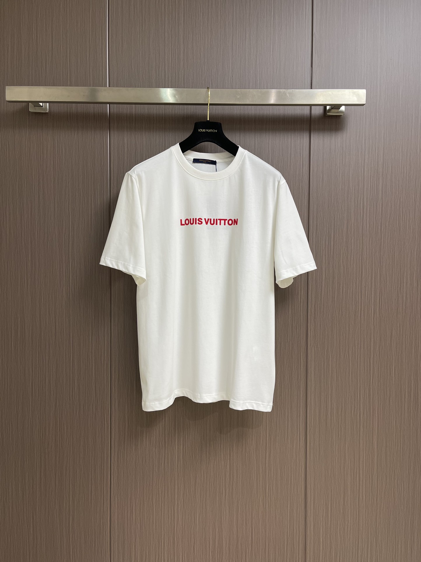 NO:139936,LV  The red letter logo short-sleeved T-shirt has become a common choice for many trendy enthusiasts with its bright colors and simple but stylish style. This clothing uses classic red letter elements and outlines a personalized pattern with simple lines, which not only highlights the wearer's unique taste, but also serves as a low-key fashion statement. The tailoring design of the same style of men and women fully considers the characteristics of different genders, ensuring the comfort and beauty of the style. Whether it is a matching  Casual pants or elegant skirts, the same style as men and women in red letters can be easily controlled, adding a touch of bright color to your overall look. In addition, the selected high-quality fabrics are not only soft and comfortable to touch, but also have good breathability and wear resistance, allowing you to enjoy fashion while feeling considerate wearing experience. Whether it is daily travel or party dates, this same style as men and women in red letters can make you the focus of the crowd and show your personality. Size XS-L,,louis  vuitton, skirts, T-shirt, tees, t-shirt, alexander wang19860909LV 红色字母logo短袖T恤,以其鲜明的色彩与简约而不失时尚感的风格,成为了众多潮流爱好者的共同选择.这款服饰采用了经典的红色字母元素,以简约线条勾勒出个性图案,既彰显了穿着者的独特品味,又不失为一种低调的时尚宣言.其男女同款的剪裁设计,充分考虑了不同性别身材的特点,确保了穿着的舒适性与版型的美感.无论是搭配休闲裤装还是优雅裙装,红字母男女同款都能轻松驾驭,为你的整体造型增添一抹亮色.此外,精选的优质面料,不仅触感柔软舒适,更具有良好的透气性与耐磨性,让你在享受时尚的同时,也能感受到贴心的穿着体验.无论是日常出行还是聚会约会,这款红字母男女同款都能让你成为人群中的焦点,尽显个性风采.尺码XS-L,,louis vuitton,skirts,T-shirt,tees，t-shirt,alexander wang,Men's clothing