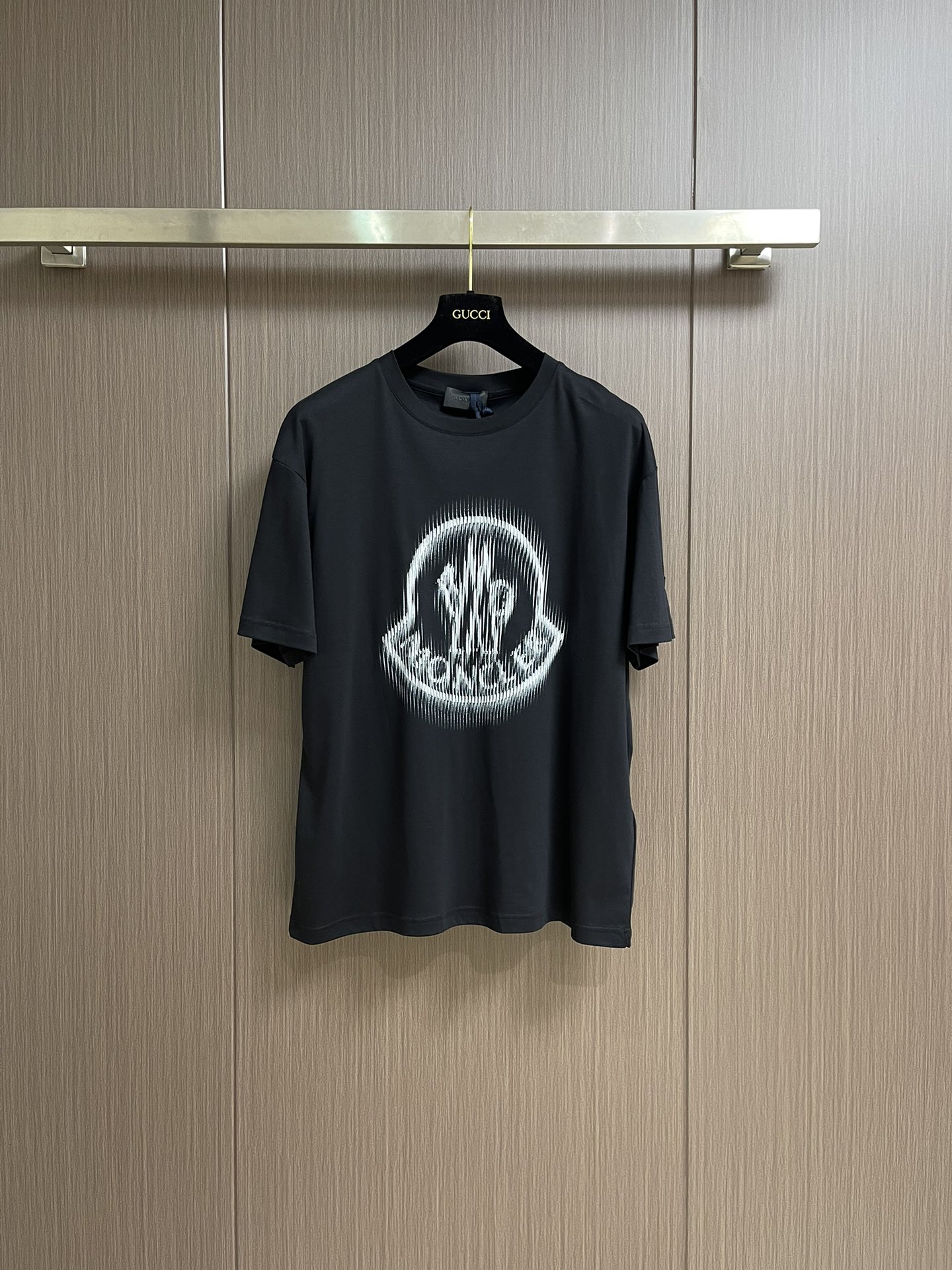 NO:139981,Moncler 2025ss new pixel blur logo printed short-sleeved T-shirt, Moner logo embellishes on the chest, like the soul mark of the artist, full of recognition, low-key contains endless stories and styles, no need to say much, the end of the outfit is minimalist, the logo is exquisitely upgraded, customized 270 grams of same-cage dyed fabric, very comfortable to touch, fashionable and personalized, super versatile and beautiful, both men and women are very suitable for everyone, must-have tags, collar marks, washing wheat, three-marks complete. Size M-3XL M-size 68cm long, shoulder width 47cm bust 110cm L-size 70cm shoulder width 48cm bust 112cm XL-size 72cm shoulder width 49cm bust 114cm XXL-size 74cm shoulder width 50cm  Bust 116cm XXXL size clothes 76cm shoulder width 51cm bust 118cm, christian louboutin, T-shirt,tees, t-shirt,alexander wang19860909moncler 2025ss新款像素模糊 logo印花短袖T恤,moner标识点缀于胸前 仿佛艺术家的灵魂印记 辨识度拉满 低调中蕴含着无尽的故事与格调 无需多言 穿搭的尽头是极简 logo标识精致升级,定制270克同缸染面料 手感非常舒服 时尚又个性 超级百搭好看男女都非常合适 人手必备款 吊牌 领标 水洗麦 三标齐全.尺码M-3XL M码衣长68cm 肩宽47cm 胸围110cm L码衣长70cm 肩宽48cm 胸围112cm XL码衣长72cm 肩宽49cm 胸围114cm XXL码衣长74cm 肩宽50cm 胸围116cm XXXL码衣长76cm 肩宽51cm 胸围118cm,,christian louboutin,T-shirt,tees，t-shirt,alexander wang,Men's clothing