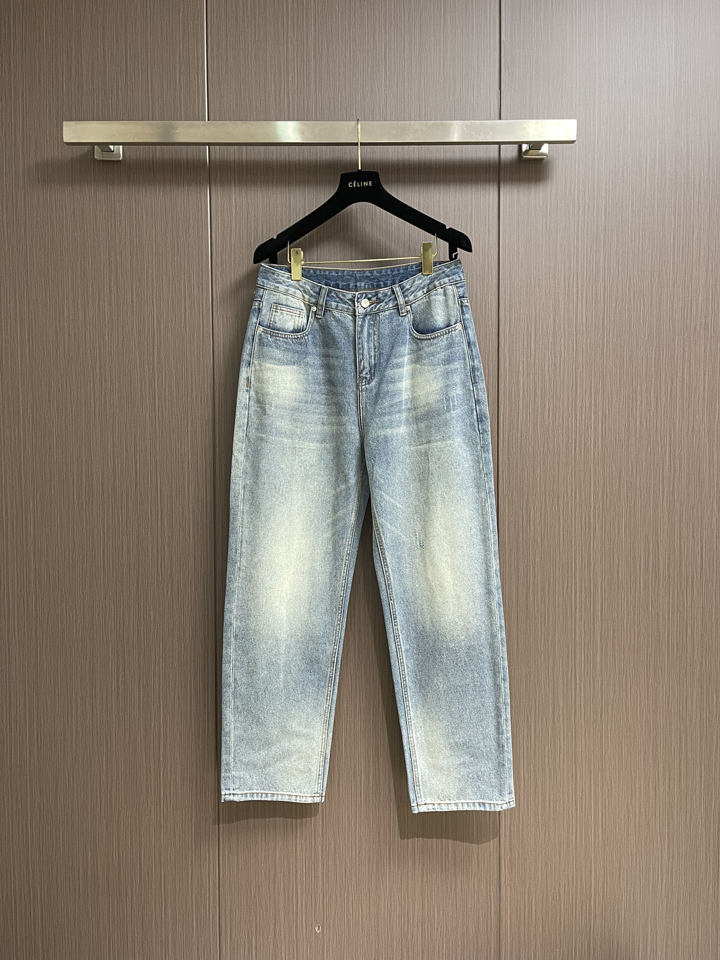 NO:139938,Moncler's new style of jeans, super versatile, palace-grade jeans, uses denim denim, and makes the fabric softer through environmentally friendly washing process. The fabric is slightly elastic and has a higher comfort. The inner edge is wrapped, engraved hardware buttons, leather cards, and wheat weaving accessories are all original products. Straight-tube style, not picking on the figure. Size 30-38 No 35 37,,christian louboutin,jeans,alexander wang19860909Moncler 新款牛仔裤,超级百搭、殿堂级的牛仔裤,采用丹宁牛仔布,通过环保洗水工艺使面料变得柔软,面料微弹,舒适度更高,内里包边,刻字五金纽扣、皮牌、织麦辅料全为原厂货.直筒版型,不挑身材.尺码30-38 无35 37,,christian louboutin,jeans,alexander wang,Men's clothing