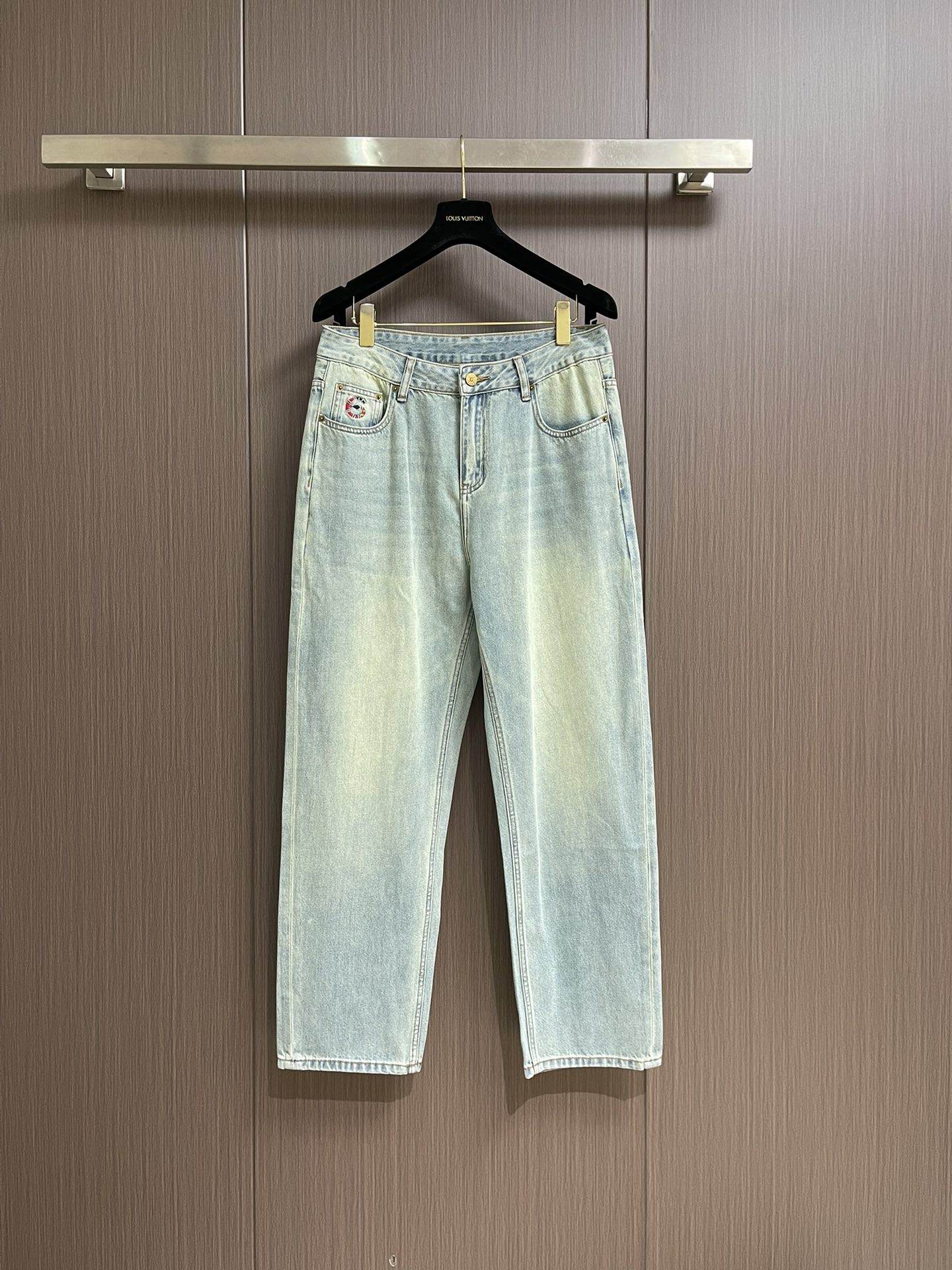 NO:144059,GUCCI men's straight-leg casual jeans with modern and fashionable tailoring design, customer-friendly for Japanese denim plain cotton denim fabric woven production.  The top stone grinding washing process makes the texture reach the old flavor of the 1980s, soft, delicate, comfortable and breathable, and the color has a modern and fashionable vicissitudes.  The upper body is versatile and fashionable.  The fresh and natural colors reveal a classic and fashionable atmosphere all the time.  Professional selvedge technology with lock edge sewing sealing is neat and meticulous.  Classic five-pocket design.  Leather embossed logo   original metal buttons shine brightly, highlighting quality advantages. Size 30-38 No 35 37 021015,,Dolce & Gabbana,gucci,louis vuitton,jeans,alexander wang19860909GUCCI 男士直筒休闲牛仔裤 现代时尚的剪裁设计,客供日本denim平纹棉质牛仔面料梭织生产．顶尖的石磨水洗工艺让质感达到80年代的老味,柔软细腻舒适透气,色泽拥有现代时尚的沧桑感．上身百搭时尚．清新自然的色彩无时无刻不透露着经典时尚气息．专业的selvedge工艺锁边缝纫封锁工整细致．经典的五口袋设计．皮革压纹标识＋原厂金属钮扣绽放光亮,凸显品质优势.尺码30-38 无35 37 021015,,Dolce&Gabbana,gucci,louis vuitton,jeans,alexander wang,Men's clothing