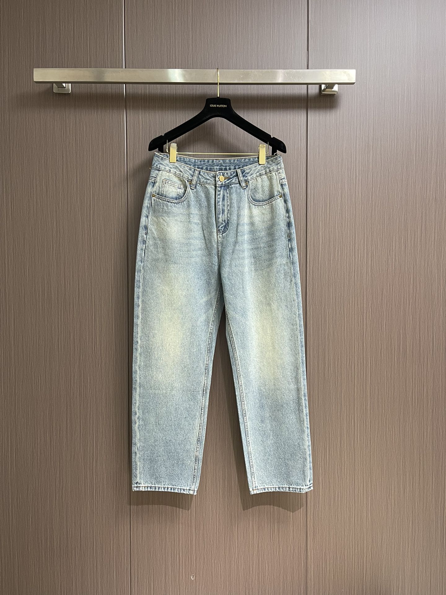 NO:144069,GUCCI Tannin webbing jeans, the color matching is ingenious to interpret the exquisiteness of the early spring atmosphere. Behind the simple and unpretentious colors, the regular version is ingeniously created with stone-milled tannin fabric, cleverly incorporates gucci embroidery and red and green webbing and lifting ring details, which doubles the charm of the entire design. It can be matched with the same style to create a fashionable look, control various occasions, customize auxiliary materials, complete three standards, and the same style for men and women!  Size 30-38 None 35 37 021015,,gucci,jeans,alexander wang19860909GUCCI 单宁织带牛仔裤,配色匠心演绎早春氛围感满溢的精致,朴实无华的色彩背后潜藏着复杂的款常规版型以石磨水洗丹宁面料匠心打造,巧妙融入gucci刺绣和红绿织带 提环细节,令整个设计魅力倍增.能与同款搭配营造时尚造型,驾驭各种场合,定制辅料,三标齐全,男女同款！尺码30-38 无35 37 021015,,gucci,jeans,alexander wang,Men's clothing