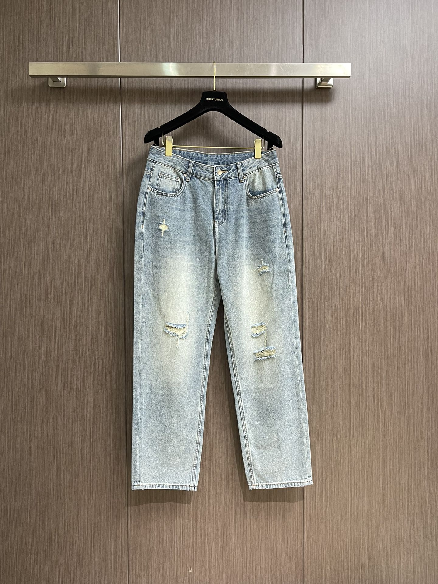 NO:144077,Moncler's new style of jeans, super versatile, palace-grade jeans, uses denim denim, and makes the fabric softer through environmentally friendly washing process. The fabric is slightly elastic and has a higher comfort. The inner edge is wrapped, engraved hardware buttons, leather cards, and wheat weaving accessories are all original products. Straight-tube style, not picking on the figure. Size 30-38 No 35 37 021015,,christian louboutin,jeans,alexander wang19860909Moncler 新款牛仔裤,超级百搭、殿堂级的牛仔裤,采用丹宁牛仔布,通过环保洗水工艺使面料变得柔软,面料微弹,舒适度更高,内里包边,刻字五金纽扣、皮牌、织麦辅料全为原厂货.直筒版型,不挑身材.尺码30-38 无35 37 021015,,christian louboutin,jeans,alexander wang,Men's clothing