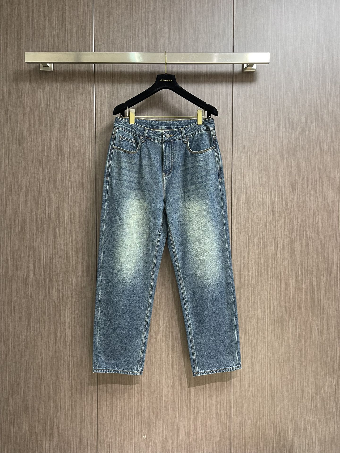 NO:144084,BV Early spring new men's small straight jeans Special Tencel blended fabric denim trousers High-end fashionable casual jeans Simple and fashionable three-dimensional cut, the back waist is decorated with leather weaving technology, and the thickness just meets the needs of spring and summer wear. Light and elastic denim fabric. The upper body has excellent effect, showing confidence temperament; all the subtleties show perfect quality, and the classic woven leather of the pants symbolizes the highest quality of the brand. Size 30-38 None 35 37 021015,,bottega veneta,jeans,alexander wang19860909BV 早春新款男款小直筒牛仔裤 特殊天丝混纺面料牛仔长裤 高端时尚休闲牛仔裤 简约时尚的三维裁剪,后腰饰有皮革编织工艺独特,厚度刚好满足春夏季节穿搭需求 轻薄具有弹性牛仔面料 上身效果极佳,彰显自信气质；所有细微处尽情展现完美品质,裤子的经典编织皮革象征了品牌至高的品质.尺码30-38 无35 37 021015,,bottega veneta,jeans,alexander wang,Men's clothing