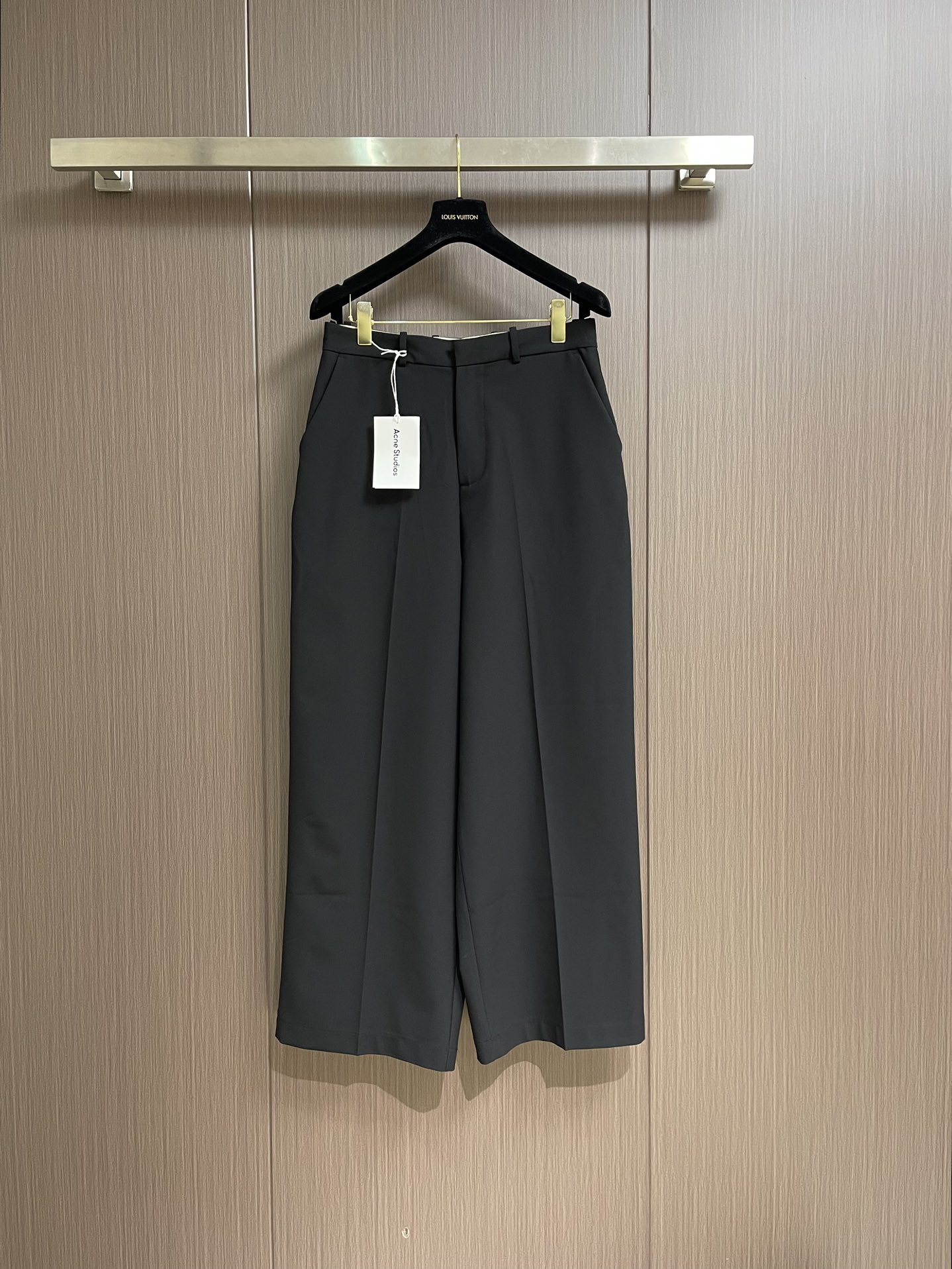 NO:139986,acne studio silhouette straight-leg casual trousers, straight-leg silhouette trousers!  The fabric is made of 30 fine imitation wool   man cotton   spandex blend, which can be machine washed and cannot be pilled. All three standards are customized. The luxury OEM brand lampo!!  Bifold front and rear three-dimensional tailoring, side seam slogan lines, all handmade!  !  A pair of pants will take 50 minutes to fit any body shape and any commuting occasion. The upper body will not be very big!  !!  Highly recommended for men with quality needs, must-have!  !Size 44-46-48,,acne studios,dior,alexander wang19860909acne studio 廓形直筒休闲西裤,直筒廓形西裤 ！面料采用30精仿羊毛＋人棉＋氨纶混纺,可机洗不起球,三标全部订做,拉链用的奢侈品代工御用品牌lampo!！前后双折立体剪裁,侧缝标语线,需要全手工！！一条裤子就要做50分钟,适配任何身材,任何通勤场合的需要,微阔版型上身不会很大！!！强烈推荐有品质需求的男士,必入款！!尺码44-46-48,,acne studios,dior,alexander wang,Men's clothing