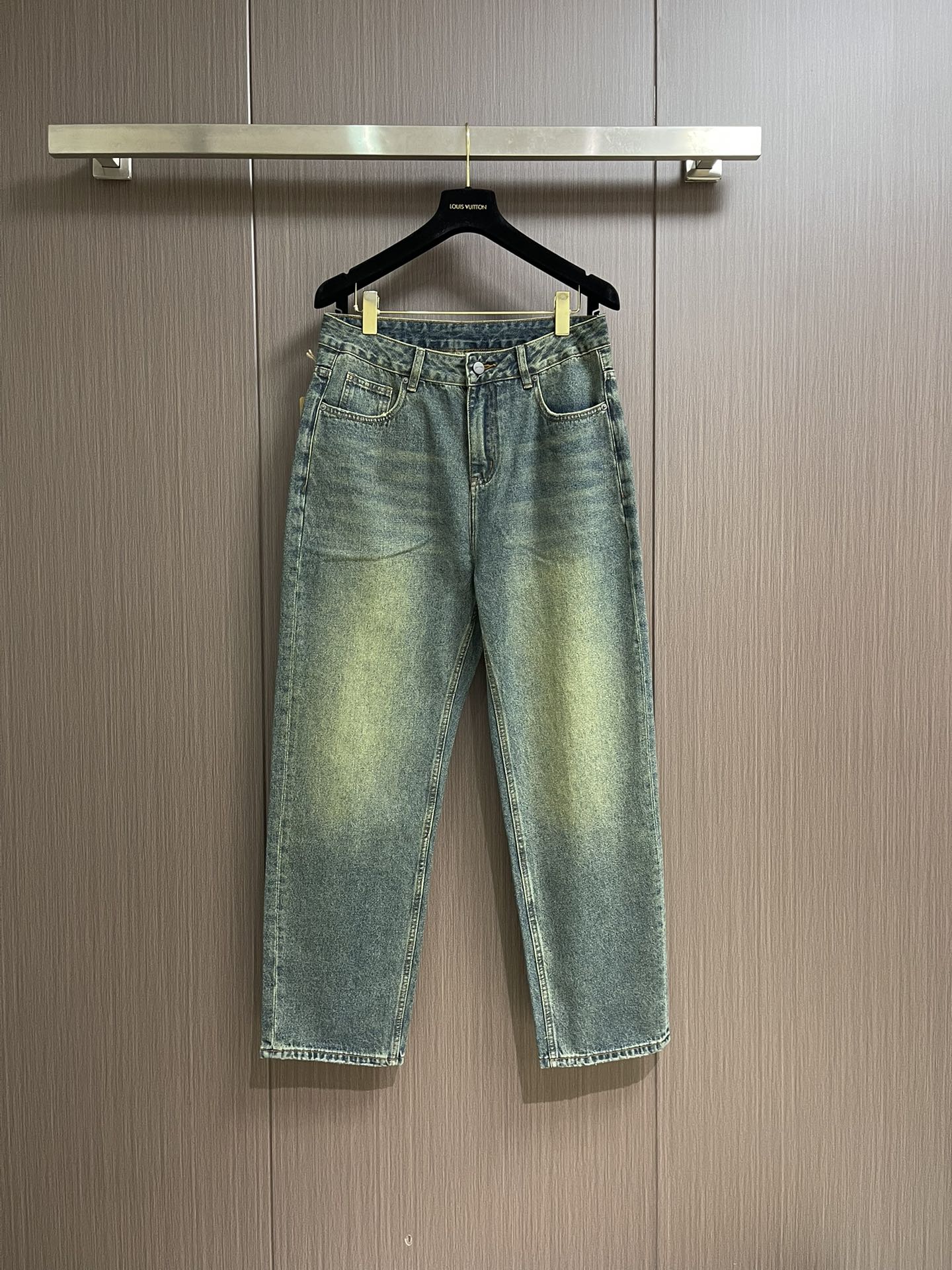 NO:144092,Fendi new jeans, customized imported denim fabric, excellent texture. Classic five-bag design, back bag embroidery logo design, original consistent hardware and accessories, the details are ultimate, and the production is perfect. Size 30-38 No 35 37 021015,,fendi,jeans,alexander wang19860909Fendi 新款牛仔裤,订制进口丹宁布料,质感卓然.经典五袋设计,后袋刺绣 logo标识设计,原厂一致五金辅料,细节做到极致,出品堪称完美.尺码30-38 无35 37 021015,,fendi,jeans,alexander wang,Men's clothing