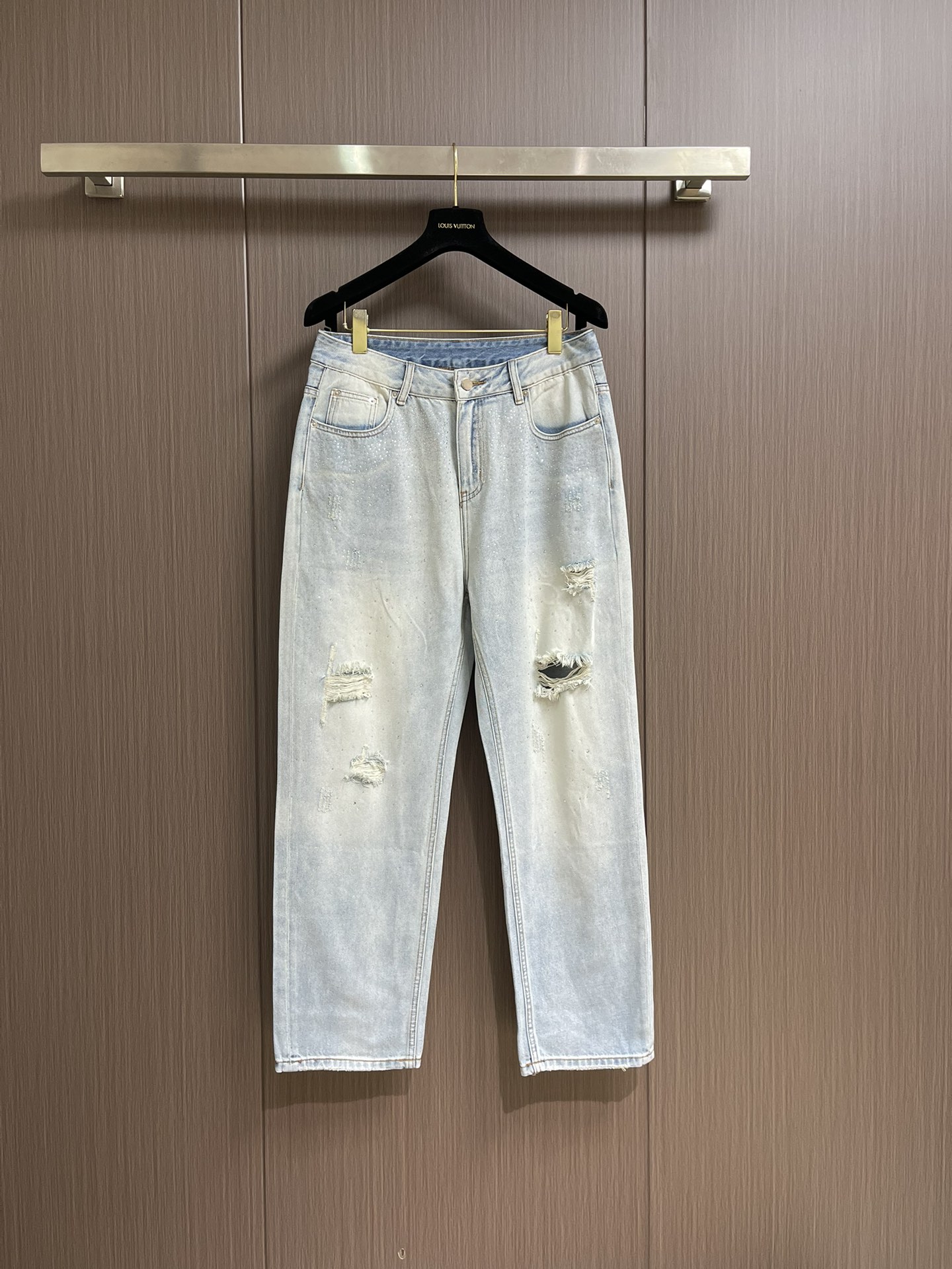 NO:144110,Chrome heart CH Cross-embroidered stretch jeans, the street dark punk king of fashion industry, Croxin, brings the concept of street aesthetics to the extreme, and each piece is like a work of art... It is highly sought after by Hollywood stars!  !  !  This is an extremely top-notch jeans. The materials and craftsmanship are extremely luxurious and exquisite. The retro pure handmade metal buttons and nameplate are all the details and are impeccably handsome!  !  !  It demonstrates a very high level of craftsmanship, and the unruly and elegant colors are fully expressed!  !  !  Customers provide customized Italian fabrics, strong elastic fabrics.... The hip lifting effect is excellent in slimming and slimming.... It is absolutely shining in all occasions, and it is both commuting and leisure!  !  !  Invincible versatile, Crosin ashes must be collected... Size 30-38 No 35 37 021015,,chrome hearts,chrome hearts,jeans,alexander wang19860909Chrome heart CH 十字刺绣弹力牛仔裤,时装界的街头暗黑朋克之王克罗心,将街头美学概念发挥到极致,每一件都如艺术品般.....备受好莱坞明星的追捧！！！这是极为翘楚的一款牛仔裤,用料与工艺都极致奢华精湛,复古纯手工金属钮扣以及铭牌,整体的细节逼格十足,无可挑剔的帅气！！！彰显了极高的工艺水准,不羁与雅痞的色彩表现的淋漓尽致！！！客供意大利定制面料,强弹力面料....提臀修身显瘦效果极佳..各种场合绝对闪耀的存在,通勤休闲兼备！！！无敌的万能百搭,克罗心骨灰粉必收........ 尺码30-38 无35 37 021015,,chrome hearts,chrome hearts,jeans,alexander wang,Men's clothing