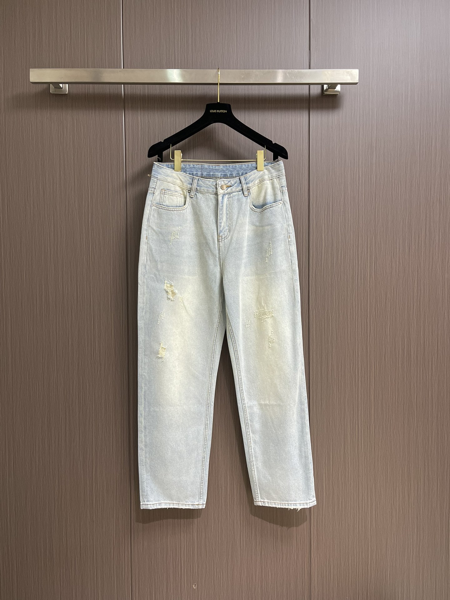 NO:144118,Dior 2025ss new style of workwear jeans, displaying oblique embroidery, reinterpreting the workwear style with casual tailoring. It is carefully crafted with cotton denim and decorated with classic logo embroidery to show elegant temperament. It can be matched with matching shirts to create pattern-style shapes. Size 30-38 No 35 37 021015,,dior,jeans,shirts,alexander wang19860909Dior 2025ss新款工装牛仔裤,展示 oblique 刺绣,以休闲剪裁重新演绎工装风格.采用棉质牛仔布精心制作,饰以经典logo刺绣,彰显优雅气质.可与配套衬衫搭配,打造图案风格的造型.尺码30-38 无35 37 021015,,dior,jeans,shirts,alexander wang,Men's clothing