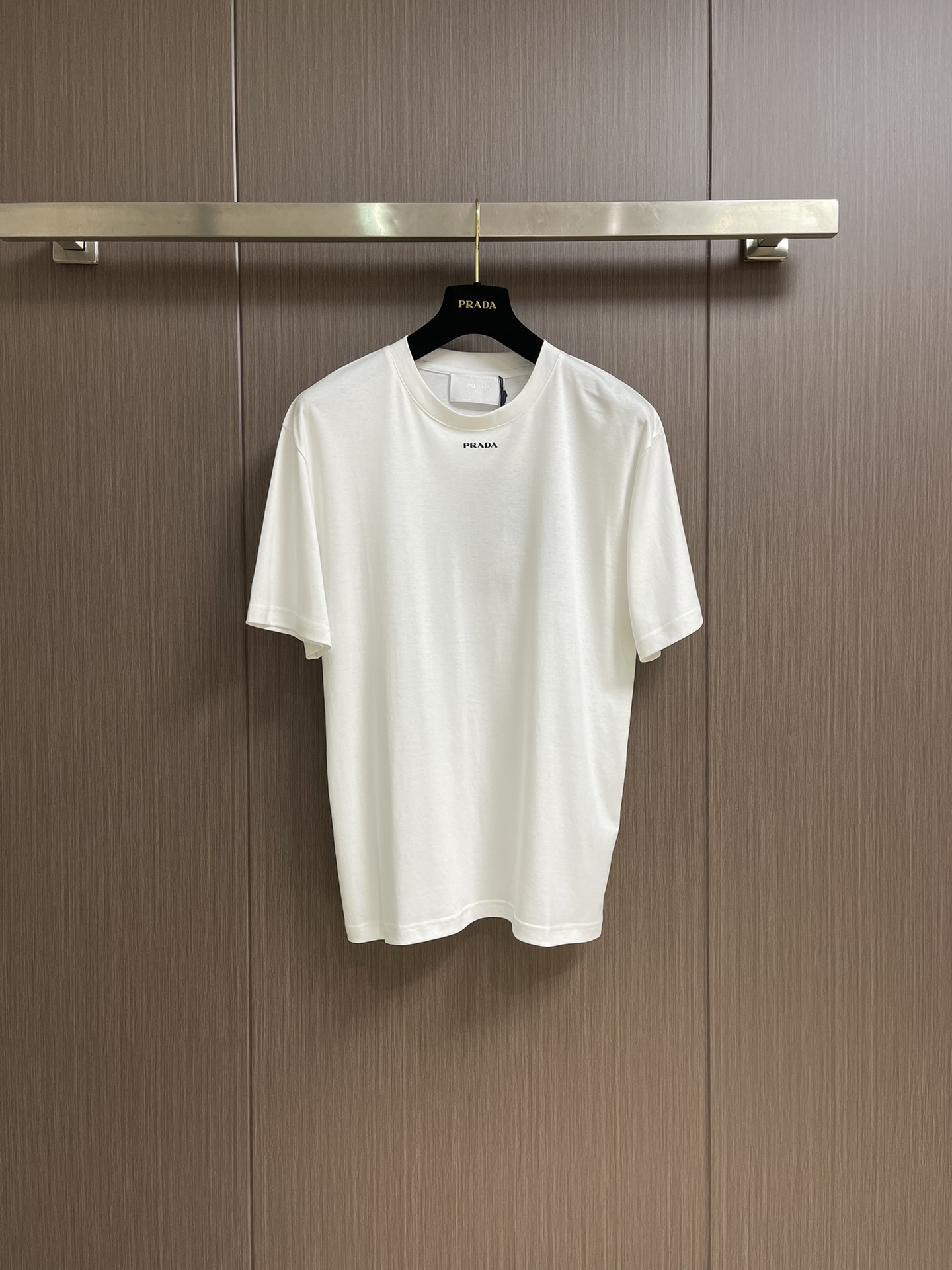 NO:139931,prada 2025SS early spring new small letter logo printed short-sleeved T-shirt, the fabric is made of mercerized cotton, and the hand feels soft and delicate. The small letter logo on the chest uses positioning high-temperature pressing glue and then heat transfer technology, and simple logo letters are embellished on the chest. Size M-3XL M-size 68cm long, shoulder width 47cm bust 110cm L-size 70cm shoulder width 48cm bust 112cm XL-size 72cm shoulder width 49cm bust 114cm XXL-size 74cm shoulder width 50cm bust 116cm XXXL-size 76cm shoulder width 51cm bust 118cm,,prada,T-shirt,tees,t-shirt,alexander wang19860909prada 2025SS早春新款小字母logo印花短袖T恤,面料采用丝光棉手感柔软细腻,胸前小字母logo采用定位高温压胶再通过热转印工艺,简约logo字母点缀于胸前.尺码M-3XL M码衣长68cm 肩宽47cm 胸围110cm L码衣长70cm 肩宽48cm 胸围112cm XL码衣长72cm 肩宽49cm 胸围114cm XXL码衣长74cm 肩宽50cm 胸围116cm XXXL码衣长76cm 肩宽51cm 胸围118cm,,prada,T-shirt,tees，t-shirt,alexander wang,Men's clothing