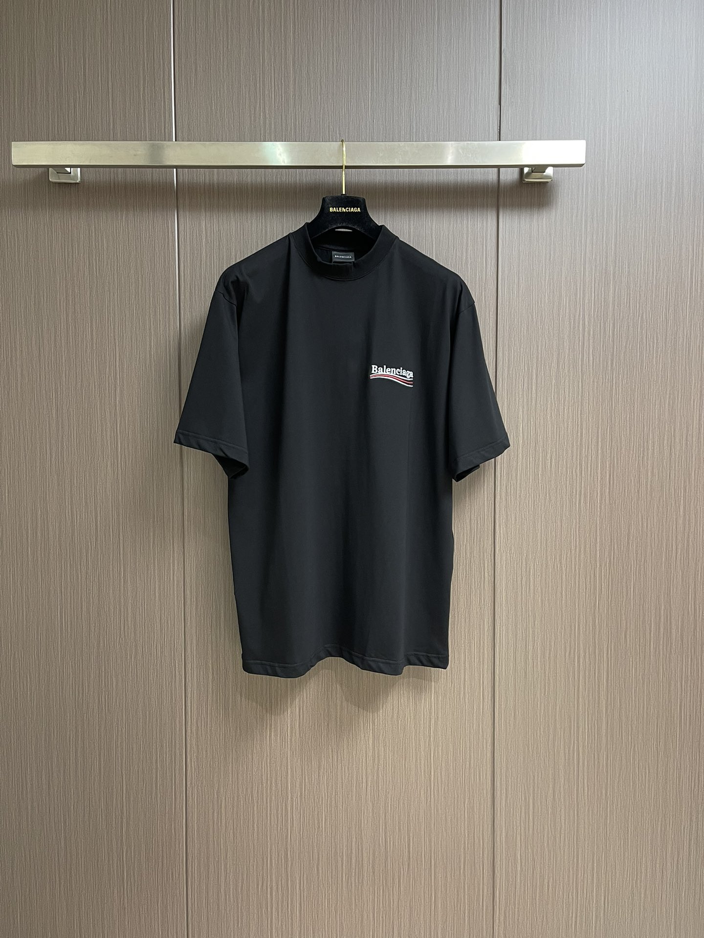 NO:139974,Balenciaga Balenciaga classic Cola wave embroidery short-sleeved T-shirt, correct 260g custom dyed pure cotton double yarn fabric fixed dye thread without color difference, imported Tajima embroidery machine 250,000 embroidery, full effect, three-dimensional clear, no burrs, embroidery thread by color embroidery No color difference Overweight craftsmanship Different from market currency, seemingly simple printing or embroidery, in fact, not simple at all, 10,000% imported machine restore. Size XS-L,,balenciaga,balenciaga,T-shirt,tees,t-shirt,alexander wang19860909balenciaga巴黎世家经典可乐海浪刺绣短袖t恤,正确260g定制定染纯棉双纱面料定染螺纹无色差,进口田岛绣花机器25万刺绣 效果饱满 立体清晰 无毛边,绣花线按颜色刺绣 无色差 超重工艺 区别市场通货,看似是简单的印花或绣花 其实一点都不简单10000％进口机还原.尺码XS-L,,balenciaga,balenciaga,T-shirt,tees，t-shirt,alexander wang,Men's clothing