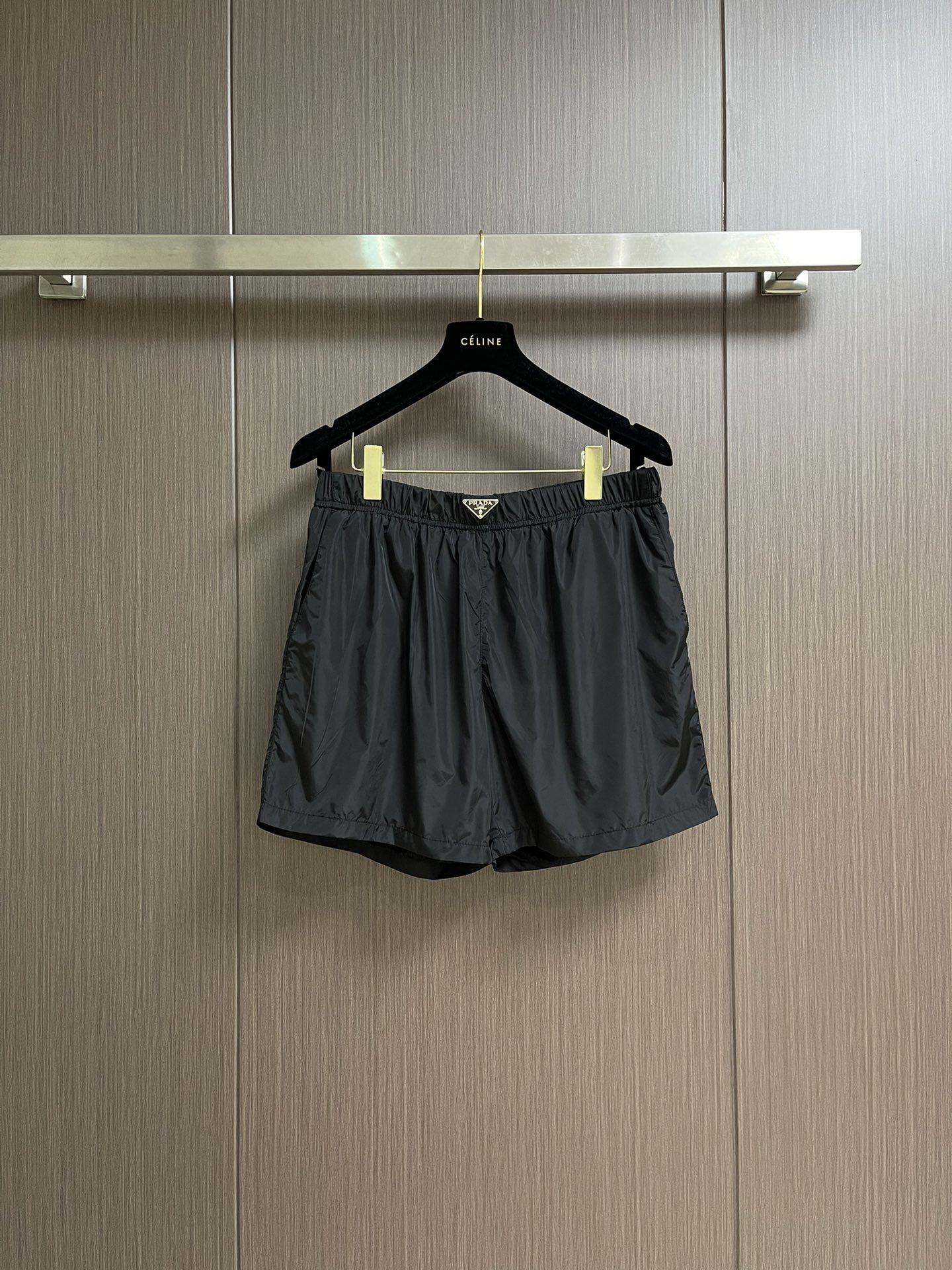 NO:139975,Prada 2025ss new re-nylon sports shorts, this sweatpants are made of stylish sporty style and are made of re-nylon. Re-nylon is an innovative recycled nylon fabric unique to the Prada series, originating from plastic materials recycled in the ocean. The classic silhouette is paired with an elastic waistband and is decorated with the iconic coated triangular metal logo. Size M-XXL, prada, shorts, alexander wang19860909Prada 2025ss新款re-nylon运动短裤,这款运动裤采用时尚的运动风设计,选用re-nylon打造,re-nylon是prada系列独有的创新再生尼龙织物,源自海洋中回收的塑料材料.经典廓形,搭配松紧腰带,饰有标志性的涂琅三角形金属徽标.尺码M-XXL,,prada,shorts,alexander wang,Men's clothing