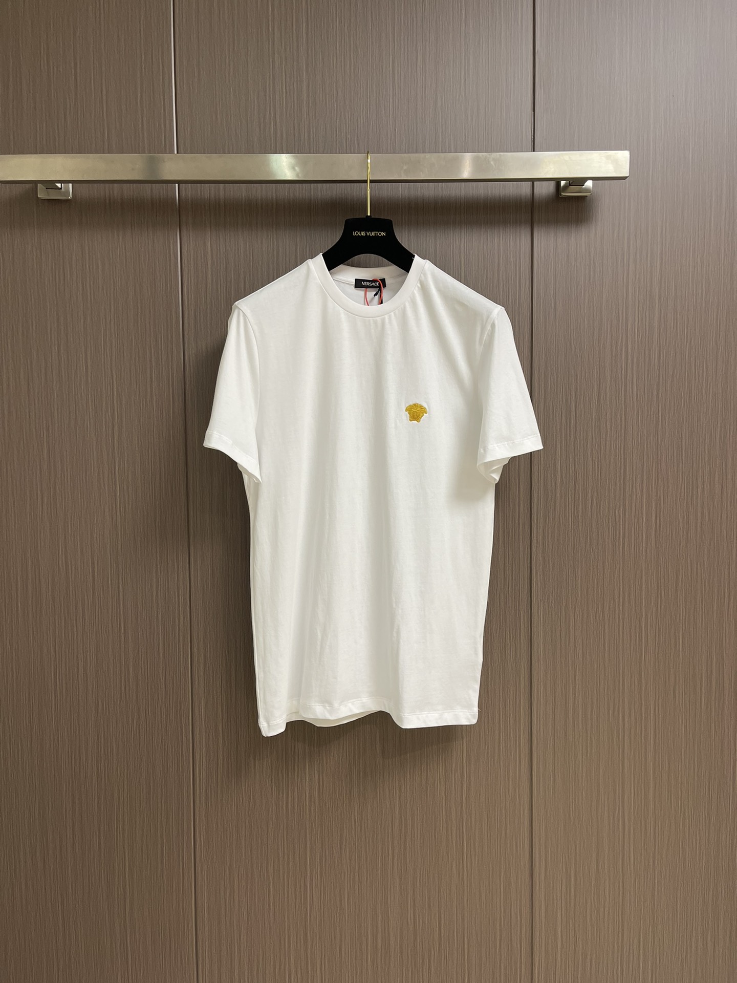 NO:141589,Versace Small Gold Label Embroidered Short-sleeved T-shirt, custom elegant warm-sensing cotton fabric, iconic small gold Label embroidery embroidery embroidery embroidery on the front, Greek mythology Medusa, gold represents the deadly attractiveness, adds brand recognition, has a great visual impact, and a sense of high-endness is coming, demonstrating the personality style. The imported machine embroidery technology is used, and advanced computer control systems and precise mechanical components are used to realize the versace Small Gold Label embroidery operation. Size S-XL, versace, versace, T-shirt, tees, t-shirt, alexander wang19860909versace 范思哲小金标刺绣短袖T恤,定制雅致温感棉面料,标志性小金标刺绣点缀正面,希腊神话中的蛇妖美杜莎,金色代表着致命的吸引力,增添品牌辨识度,极具视觉冲击力,高级感扑面而来,彰显个性风采.采用进口机刺绣工艺,使用先进的计算机控制系统和精密的机械部件,实现versace 小金标刺绣作业.尺码S-XL,,versace,versace,T-shirt,tees，t-shirt,alexander wang,Men's clothing