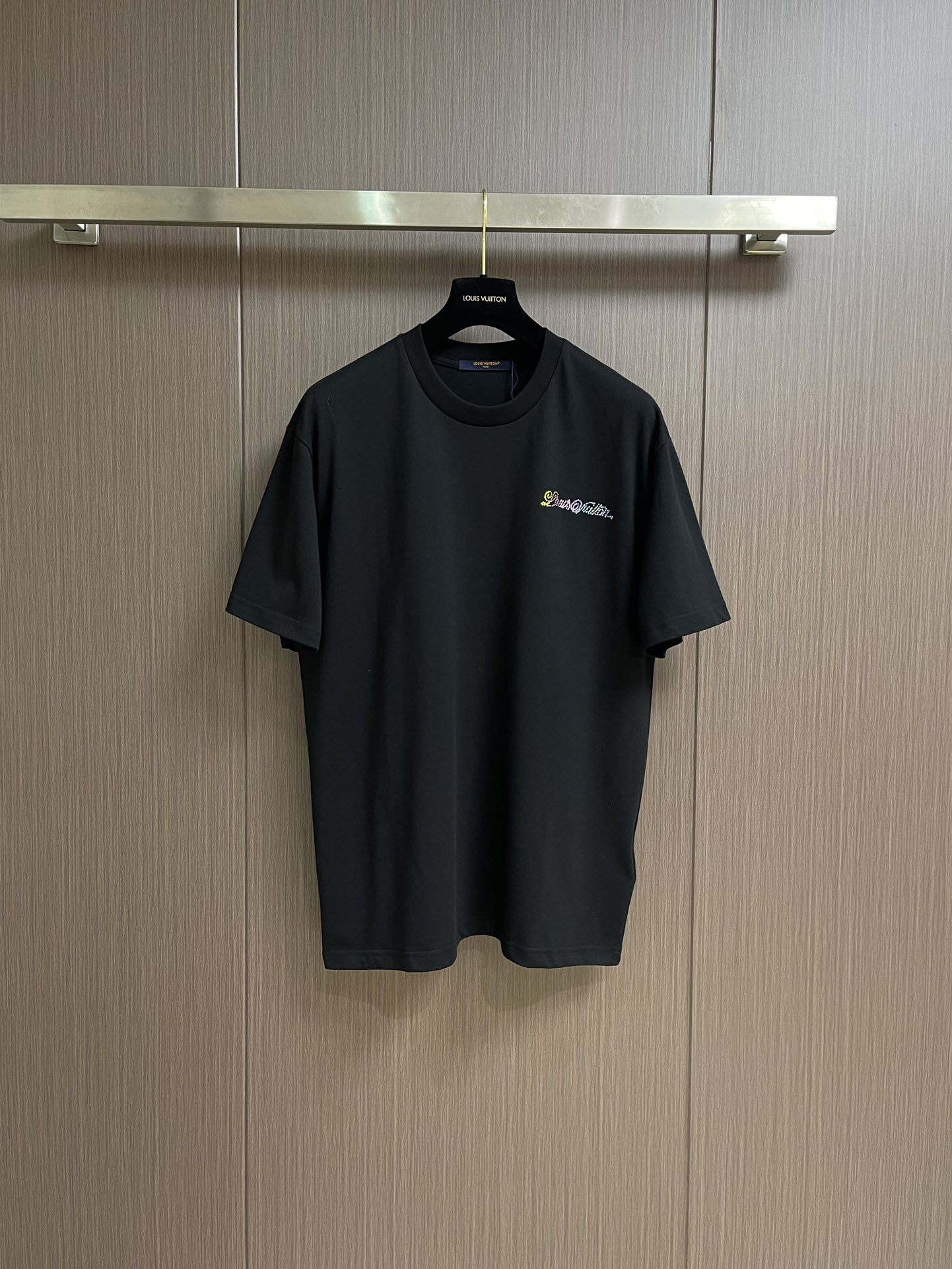 NO:141598,LV four-leaf clover printed iron diamond short-sleeved T-shirt, the fabric is made of 32 fine cotton double yarn fabric, and the four-leaf clover high-temperature iron diamond pattern is straight and delicate, the fabric is comfortable and soft, and the color is consistent and has no color difference. It can be matched with the same style to create a fashionable look, and it can be customized for various occasions, with three standards, and the same style for men and women!  Size S-XL, louis vuitton, T-shirt,tees, t-shirt,alexander wang19860909LV 四叶草印花烫钻短袖T恤,面料采用32支精疏棉双纱面料,四叶草高温烫钻图案,整体走线平直细腻,面料舒适柔软,颜色一致无色差 能与同款搭配营造时尚造型,驾驭各种场合,定制辅料,三标齐全,男女同款！尺码S-XL,,louis vuitton,T-shirt,tees，t-shirt,alexander wang,Men's clothing