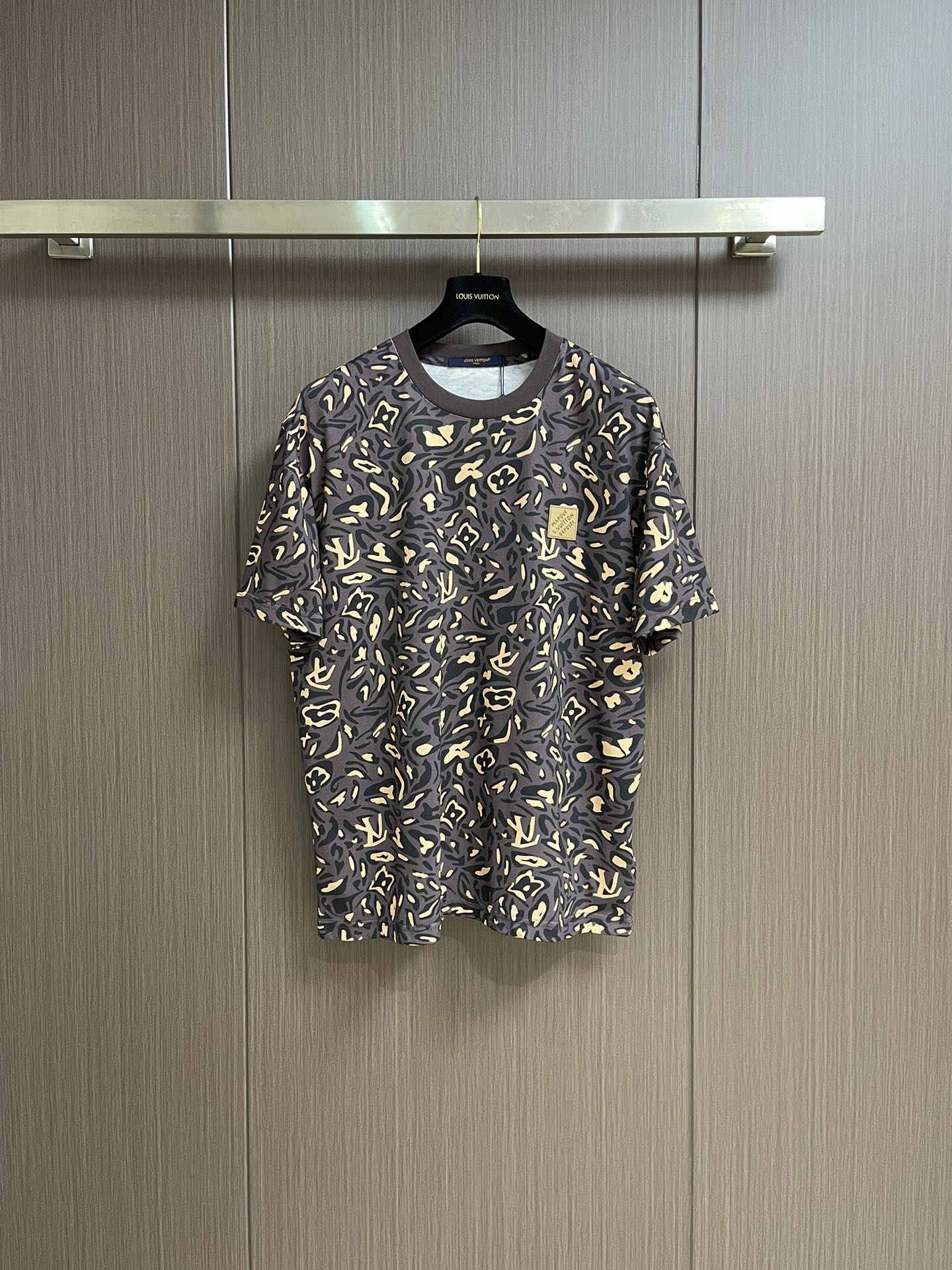 NO:141600,LV 2025ss digital direct injection painting leather label short-sleeved T-shirt, using 32s pure cotton double yarn plain fabric, gram weight 280g, skin-friendly and durable type, matching 350g threads same cylinder fixed dyeing without color difference, original custom collar label, hang tag, wash mark, size S-XL,,louis vuitton, T-shirt,tees, t-shirt,alexander wang19860909LV 2025ss数码直喷绘画皮标短袖t恤,采用32s纯棉双纱平纹面料,克重280g,亲肤持久保型,配套350g螺纹同缸定染无色差,原版定制领标 吊牌 洗水唛 尺码S-XL,,louis vuitton,T-shirt,tees，t-shirt,alexander wang,Men's clothing
