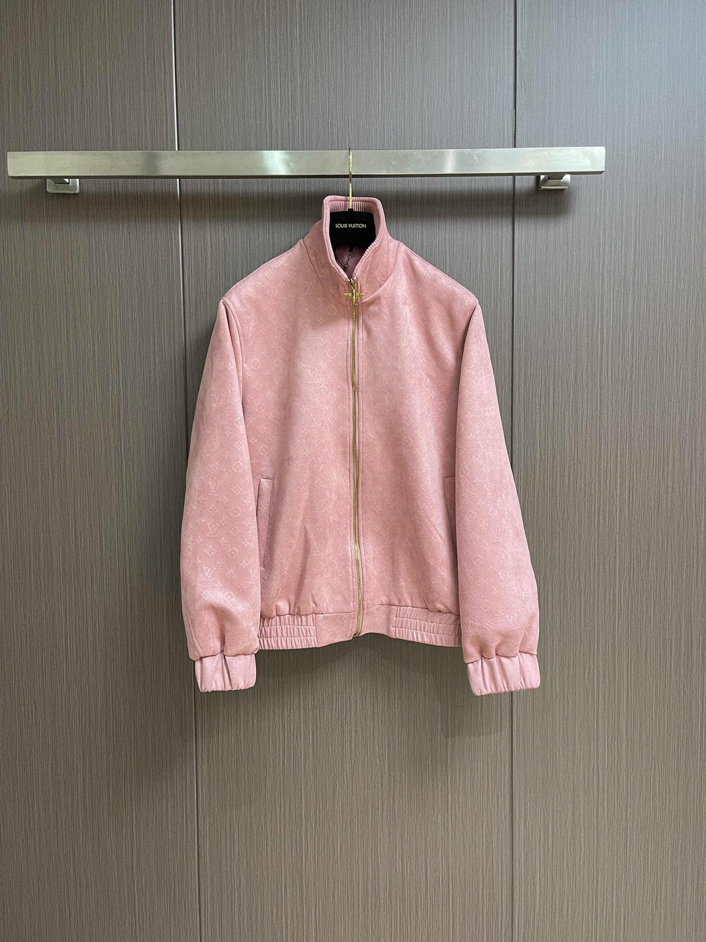 NO:141630,LV dark pattern full-print small aircraft logo jacket, the fabric is made of polyester fiber. The whole body is full of monogram elements, and the inner part is matched with 190 grams of encrypted knitted fabric on the upper body and skin-friendly. The pocket cloth uses 40 fine cotton high-density twill parking spaces to finely. The imported loom is used to arrange the flower shapes and positions according to the sample clothes and paper patterns to make the four-color positioning jacquard process. The bottom dust removal and hair removal coating does not pill, the facial hair cut makes the facial hair consistent, the overall line is straight and delicate, the fabric is comfortable and soft, the color is consistent, and there is no color difference. It can be matched with the same style to create a fashionable look, and control various occasions, customized auxiliary materials, complete three standards, the same style for men and women!  Size 46-52, louis vuitton,jackets & coats,jackets & coats,alexander wang19860909LV 暗纹满印小飞机标志夹克外套,面料采用聚酯纤维.全身都是monogram元素,内里搭配了190克加密针织布上身亲肤,口袋布运用40支精棉高密斜纹车位精细,运用进口织机对照样衣纸样排好花型位置做四色定位提花工艺,底部除尘去毛涂层不起球,面部剪毛使面部毛长一致,整体走线平直细腻 面料舒适柔软 颜色一致无色差 能与同款搭配营造时尚造型,驾驭各种场合,定制辅料,三标齐全,男女同款！尺码46-52,,louis vuitton,jackets & coats,jackets & coats,alexander wang,Men's clothing