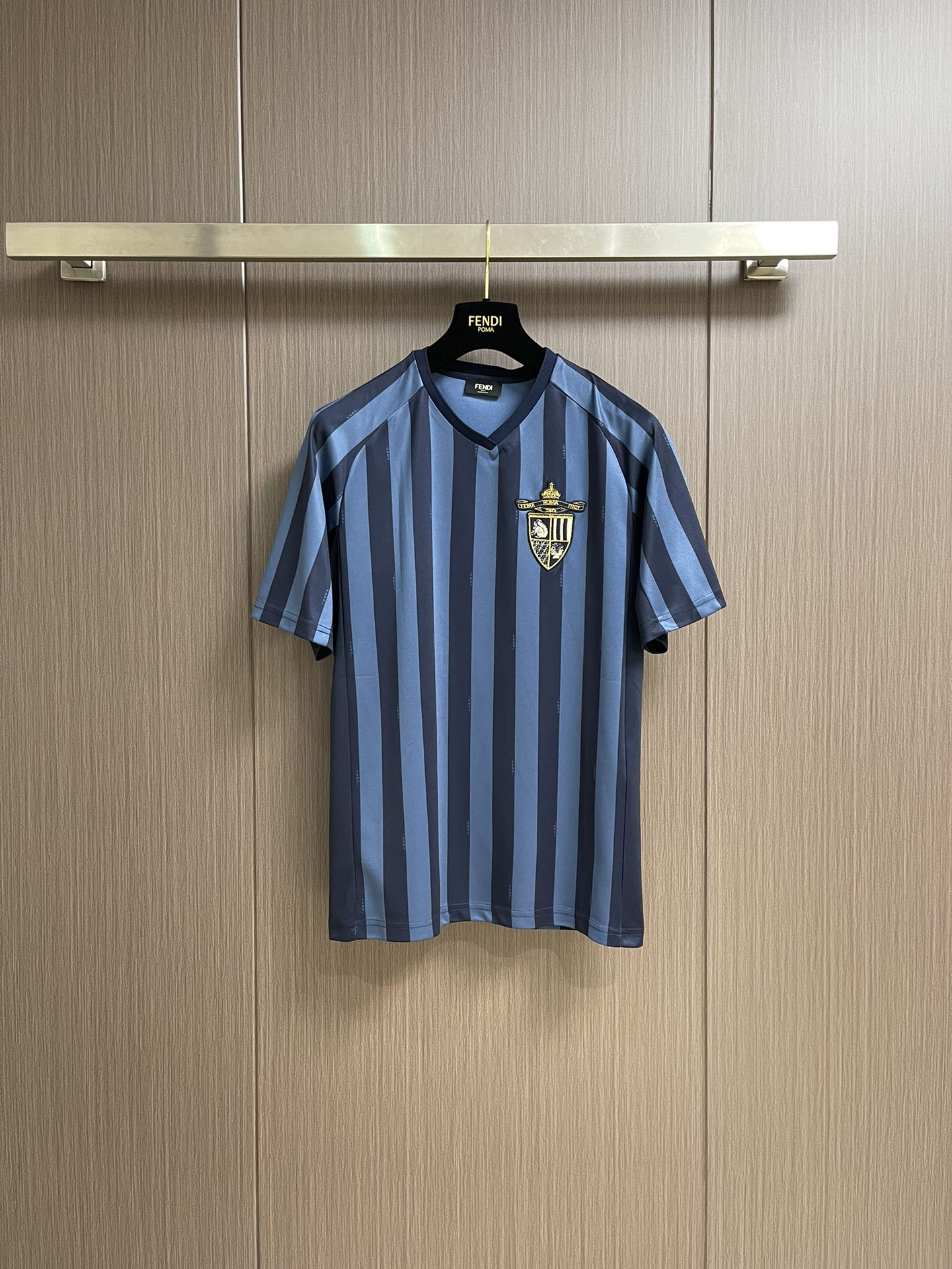 NO:141606,Fendi blue pequin fabric sports t-shirt, short ragdoll sleeves v-neck T-shirt. Light blue and blue iconic pequin striped fabric material. Embroidered with a decorative seal on the chest, it is a ub badge designed by Siia venturini for the brand's centenary celebration. The exclusive logo symbolizing the family tradition, redefining the concept of elegance and sport. Size S-XL, fendi,tees, t-shirt,alexander wang19860909fendi 蓝色pequin布料运动t恤,短插肩袖v领t恤.浅蓝色和蓝色标志性pequin条纹布料材质.胸前绣有饰章,是由siia venturini 专为品牌百年庆典而设计的 ub徽章.象征着家族传统的独家标志,重新定义了优雅和运动的概念.尺码S-XL,,fendi,tees，t-shirt,alexander wang,Men's clothing