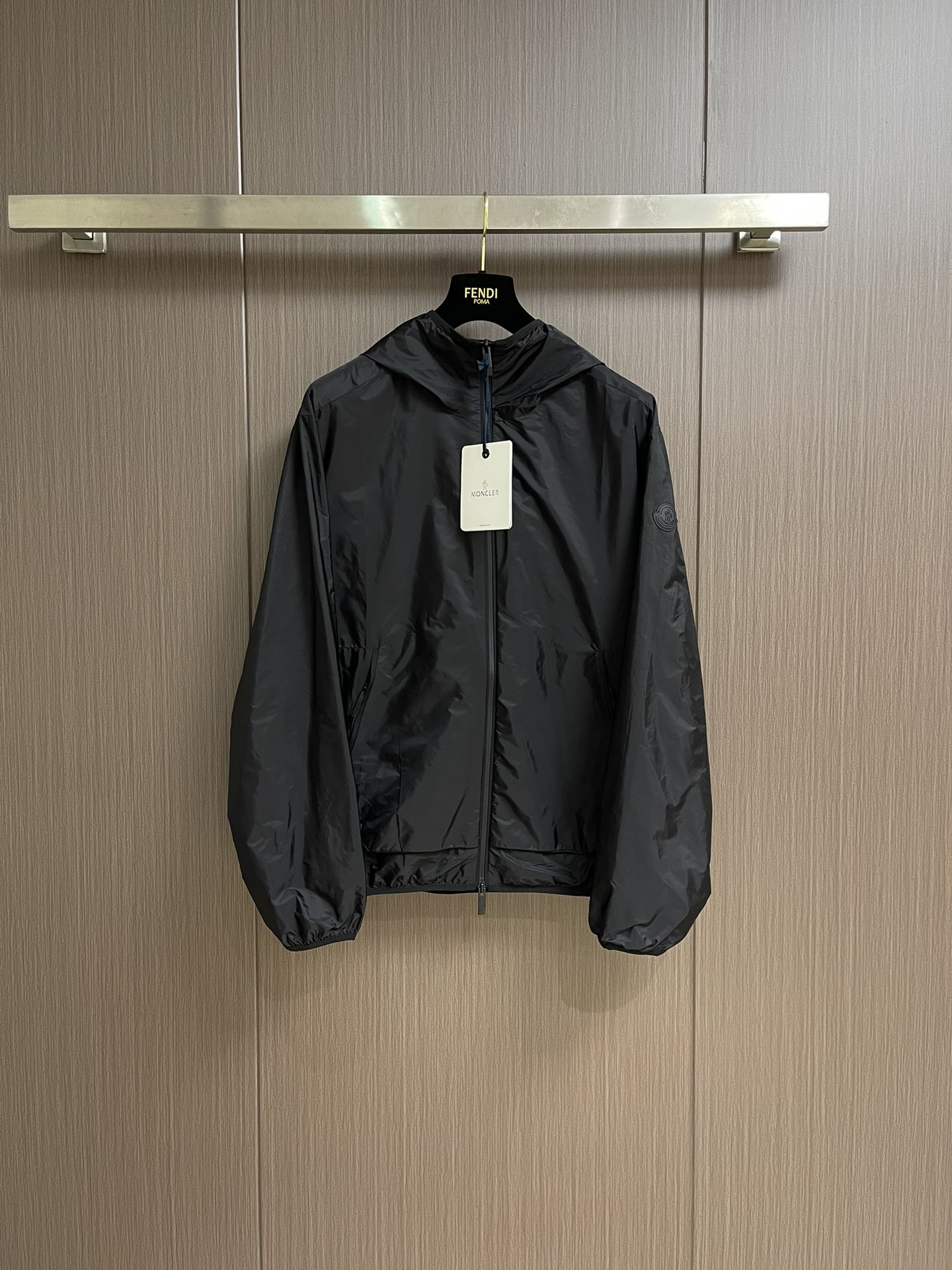 NO:141605,Moncler brim printed jacket with hooded jacket is made of light nylon made of high-density nylon, making it extremely lightweight, while also extremely wear-resistant and tear-resistant. The heat transfer printing process is used to connect the logo and brand letters to the back, so that the pattern and the fabric are integrated with the glue, and maintain the original breathability and softness of the fabric. The two-way zipper opening and closing, and the windproof zippers are equipped on both sides to enhance the windproof and warmth. There are side insert pockets on the left and right, and the zipper opening pocket design is safer to place personal items inside, and it is equipped with a zipper rope to facilitate opening and closing. The overall wiring is straight and delicate, the fabric is comfortable and soft, and the color is consistent and there is no color difference. It can be matched with the same style to create a fashionable look, and can handle various occasions, customize auxiliary materials, complete three standards, and the same style for men and women!  Size 1-2-3-4 S-XL, christian louboutin,jackets & coats,jackets & coats,hats,alexander wang19860909moncler 帽沿印花夹克连帽外套,采用高密度的锦纶制成的轻盈尼龙面料,使其极致的轻量化,同时又极具耐磨性和抗撕裂性.运用热转印印花工艺将logo和品牌字母饰于帽身连接至后背,使图案与面料融为一体,无胶感,保持面料原有的透气性和柔软度.双向拉链开合,两侧设有防风拉链条,使其提升饥了防风保暖作用.左右设有侧插袋,拉链开口袋的设计,更安全的将私人物品放置于内,配以拉链绳方便开合.整体走线平直细腻,面料舒适柔软,颜色一致无色差 能与同款搭配营造时尚造型,驾驭各种场合,定制辅料,三标齐全,男女同款！尺码1-2-3-4 S-XL,,christian louboutin,jackets & coats,jackets & coats,hats,alexander wang,Men's clothing