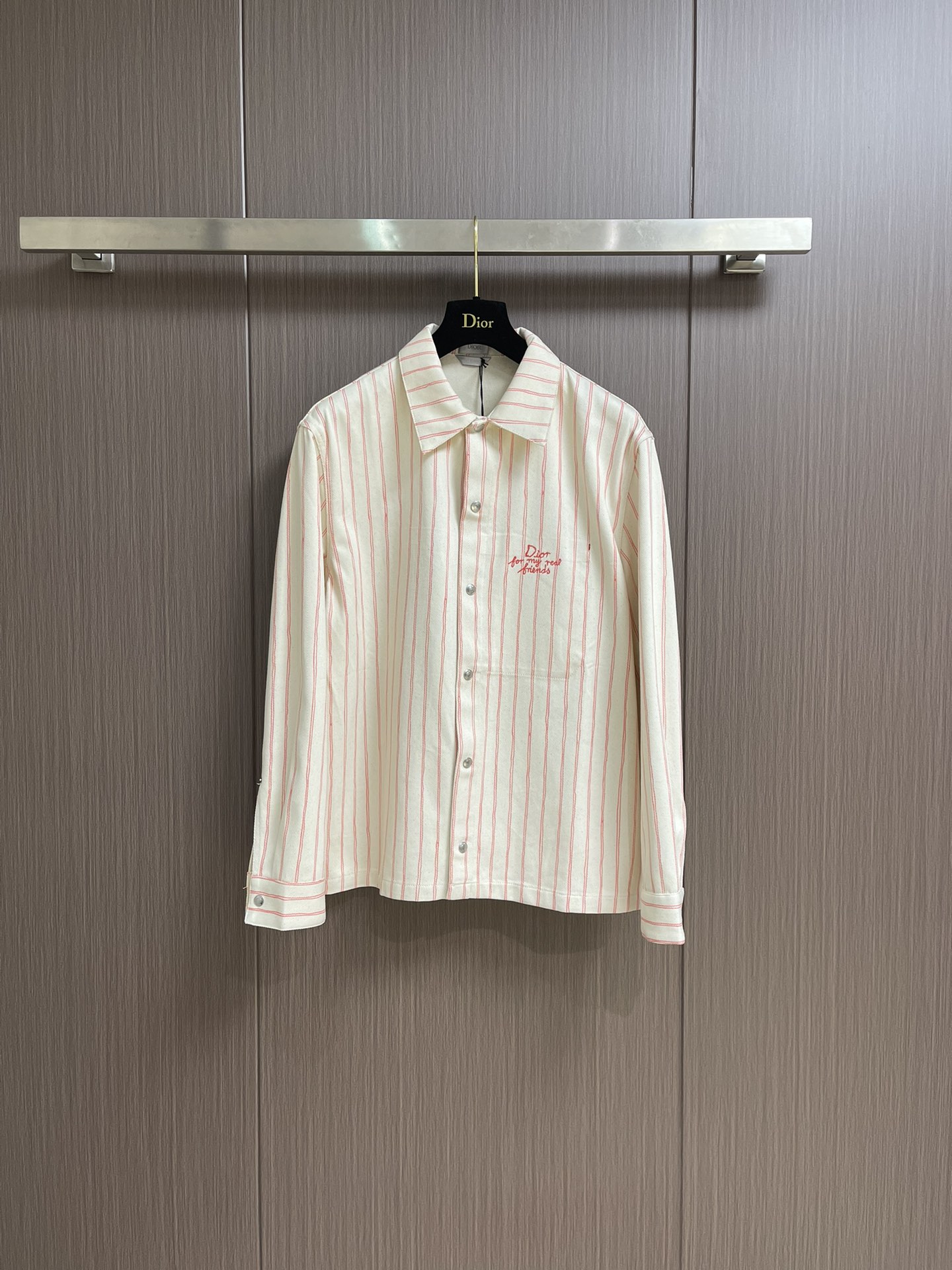 NO:141591,Dior and hylton nel white cotton denim denim jacket, this workwear displays the dior for my real friends logo from the dior and hylton nel coupon series. It is carefully crafted from white cotton denim, with embroidered front and embroidered on the back pocket with classic noodle thread, and a classic dior couture leather sign. It can be matched with this season to create a delicate look. Size 46-52 S-XL,,dior,jackets & coats,alexander wang19860909Dior and hylton nel 白色棉质牛仔布牛仔外套,这款工装展示来自dior and hylton nel联名系列的dior for my real friends标志.采用白色棉质牛仔布精心制作,正面点缀以刺绣,后侧口袋饰以经典缉面线,搭配cistian dior couture皮革标牌.可与本季的搭配,打造精致的造型.尺码46-52 S-XL,,dior,jackets & coats,alexander wang,Men's clothing