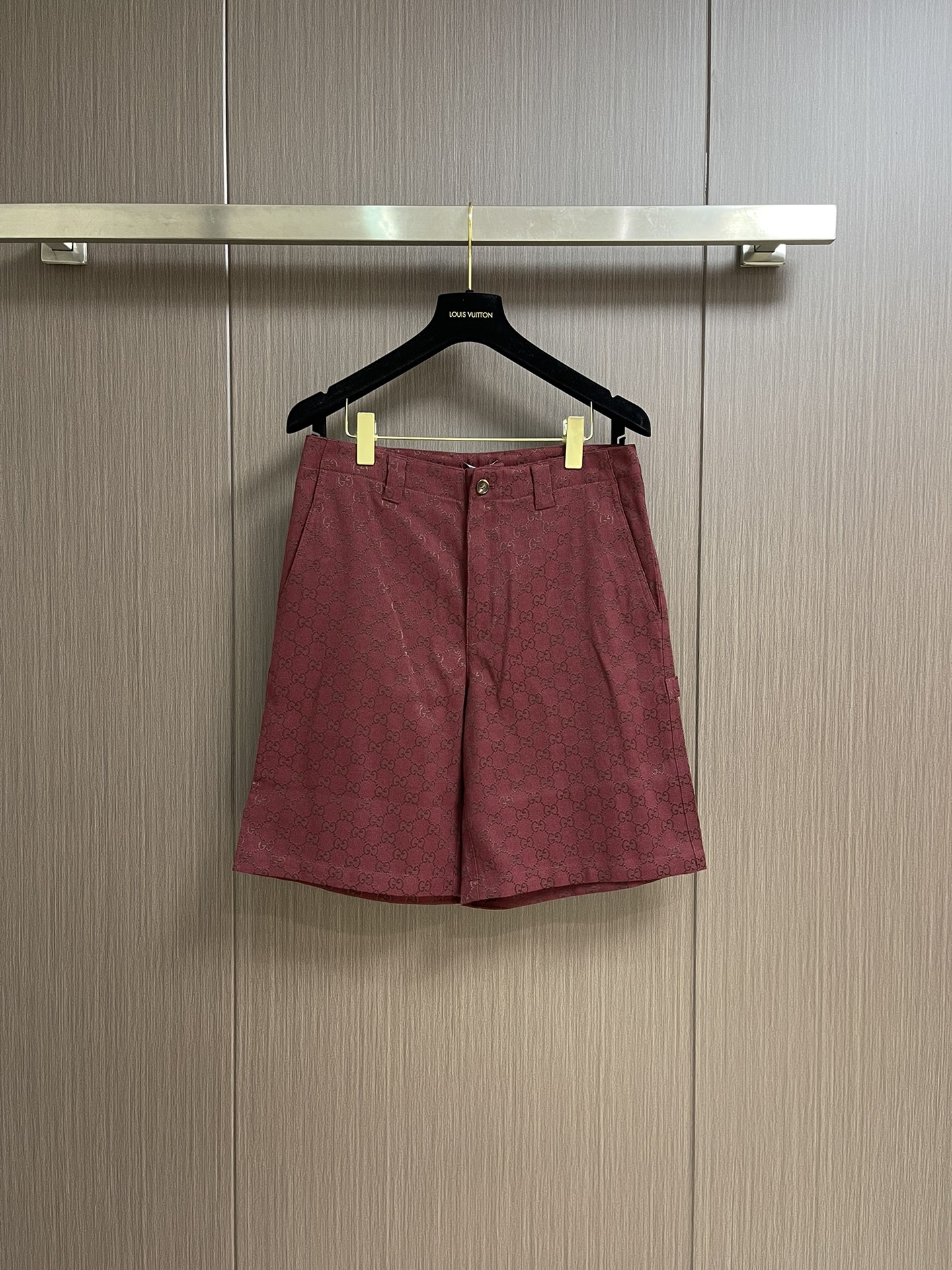 NO:141597,Gucci full-print presbyterian letters denim shorts, classic tailoring style, waist with elastic drawstring design, can be adjusted at will, highlighting the silhouette of the shorts, cleverly hiding the thighs to make it look taller and thinner. The overall line is straight and delicate, the fabric is comfortable and soft, and the color is consistent and no color difference. It can be matched with the same style to create a fashionable look, control various occasions, customize auxiliary materials, complete three standards, the same style for men and women!  Size S-XL, gucci, shorts, alexander wang19860909gucci 满印老花字母牛仔短裤,经典的剪裁版型,腰部采用松紧抽绳设计,可随意调节松紧,更加凸显出短裤的廓形版,巧妙的藏住大腿到达显高显瘦的效果.整体走线平直细腻,面料舒适柔软,颜色一致无色差 能与同款搭配营造时尚造型,驾驭各种场合,定制辅料,三标齐全,男女同款！尺码S-XL,,gucci,shorts,alexander wang,Men's clothing