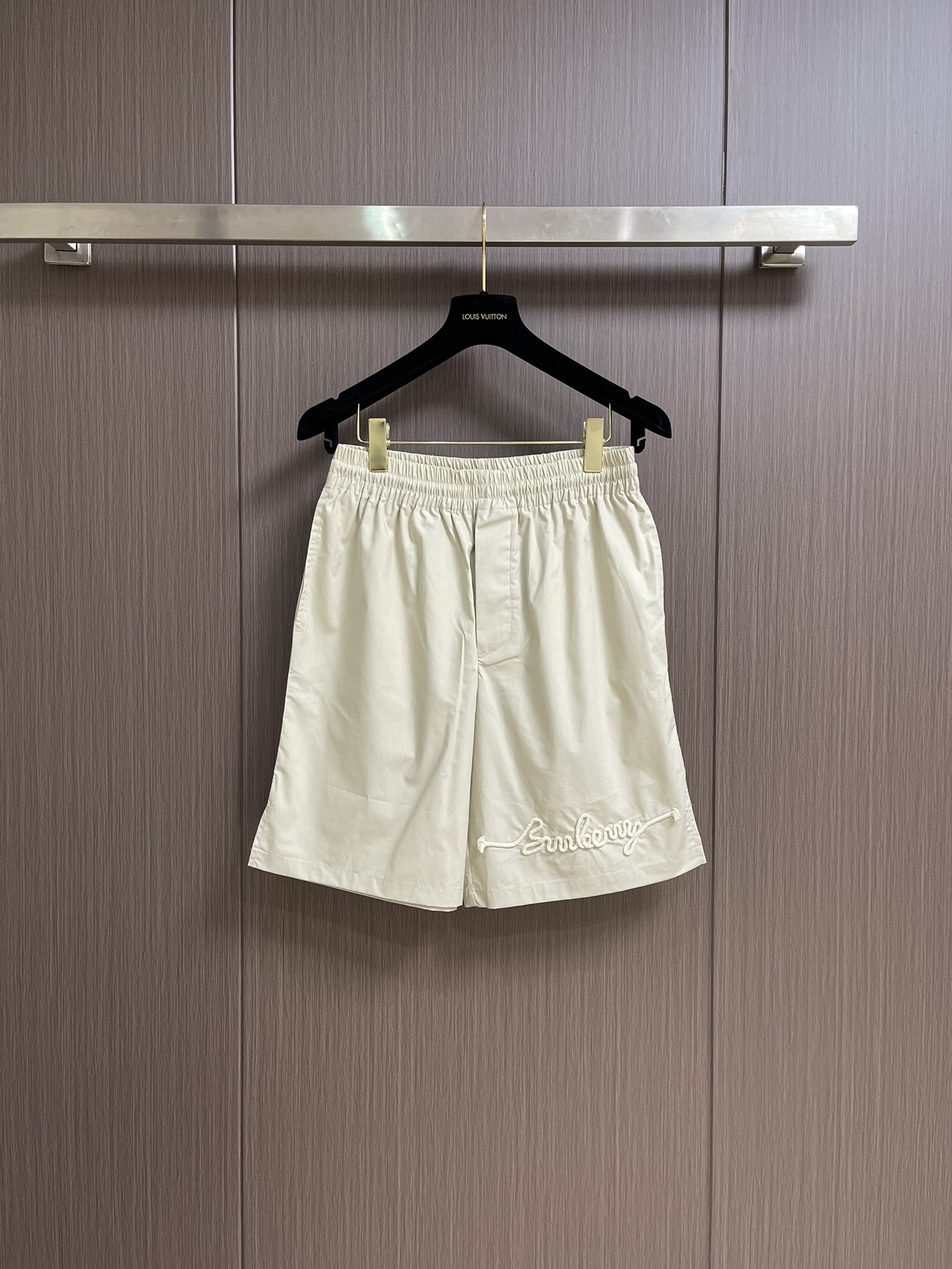 NO:141599,Burberry knot embroidered shorts, made of cotton, trouser legs embroidered with rope knot embroidered to form the brand logo, elastic elastic belt waist, drawstring details in the same color, the overall line is straight and delicate, the fabric is comfortable and soft, the color is consistent and there is no color difference. It can be matched with the same style to create a fashionable look, control various occasions, customized auxiliary materials, complete three standards, the same style for men and women!  Size S-XL, Burberry, shorts, alexander wang19860909burberry 绳结刺绣图案短裤,采用棉质材质,裤脚绳结刺绣构成品牌logo,弹力松紧带腰围,同色系抽绳细节,整体走线平直细腻,面料舒适柔软,颜色一致无色差 能与同款搭配营造时尚造型,驾驭各种场合,定制辅料,三标齐全,男女同款！尺码S-XL,,burberry,shorts,alexander wang,Men's clothing