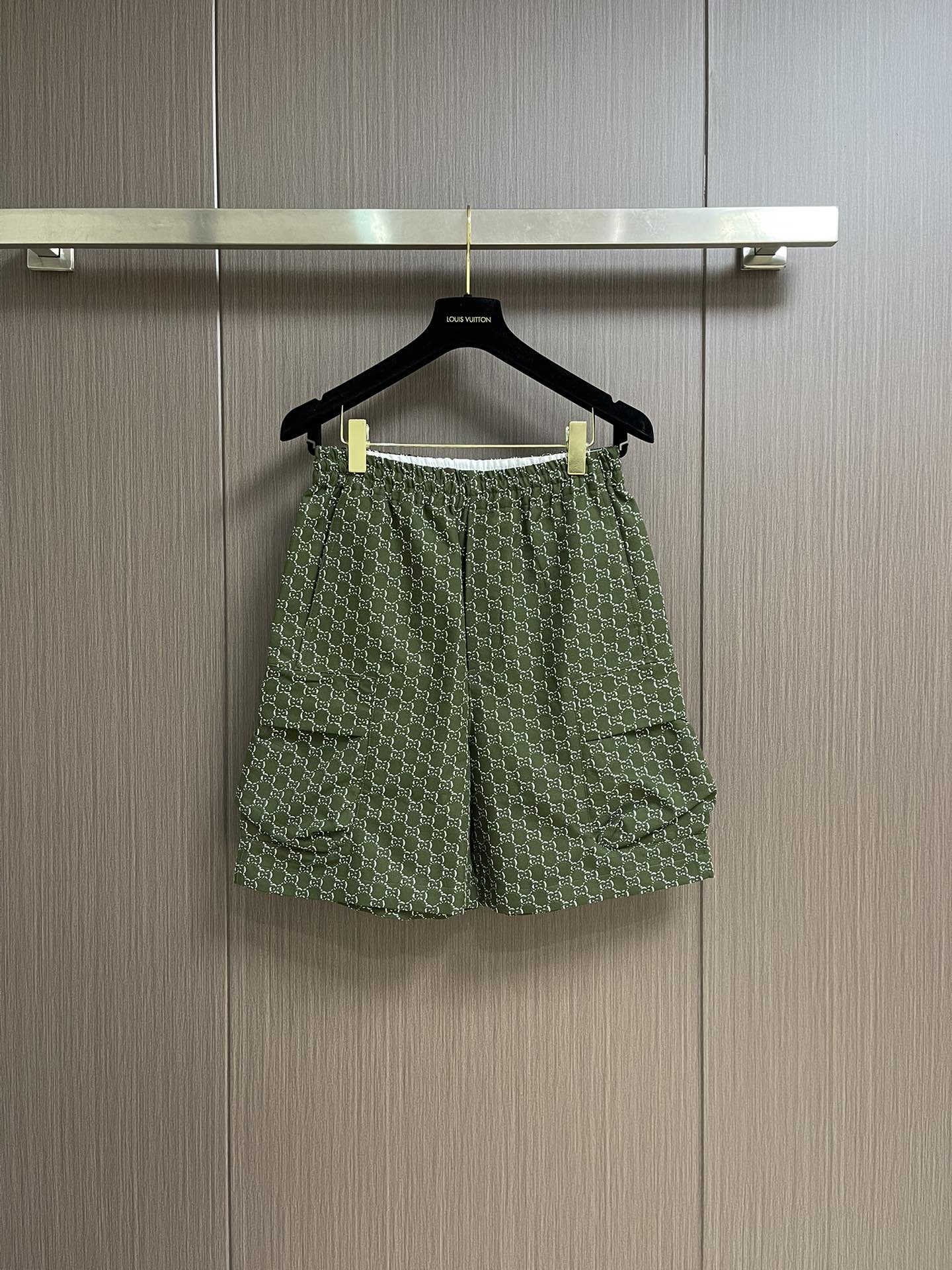 NO:141595,GUCCI gg shadow cotton jacquard shorts, gg pattern design is inspired by the abbreviation of the brand founder, and is always favored by the brand. This shorts are made of cotton jacquard fabric embellished with gg shadow pattern. Gugg shadow green and white cotton jacquard fabric. Size S-XL, gucci, shorts, alexander wang19860909GUCCI 饰gg shadow棉质提花短裤,gg图案设计灵感源自品牌创始人的姓名首字母缩写,始终深受品牌青睐.这款短裤采用缀饰gg shadow图案的棉质提花面料匠心呈现.饰gg shadow绿色和白色棉质提花面料.尺码S-XL,,gucci,shorts,alexander wang,Men's clothing