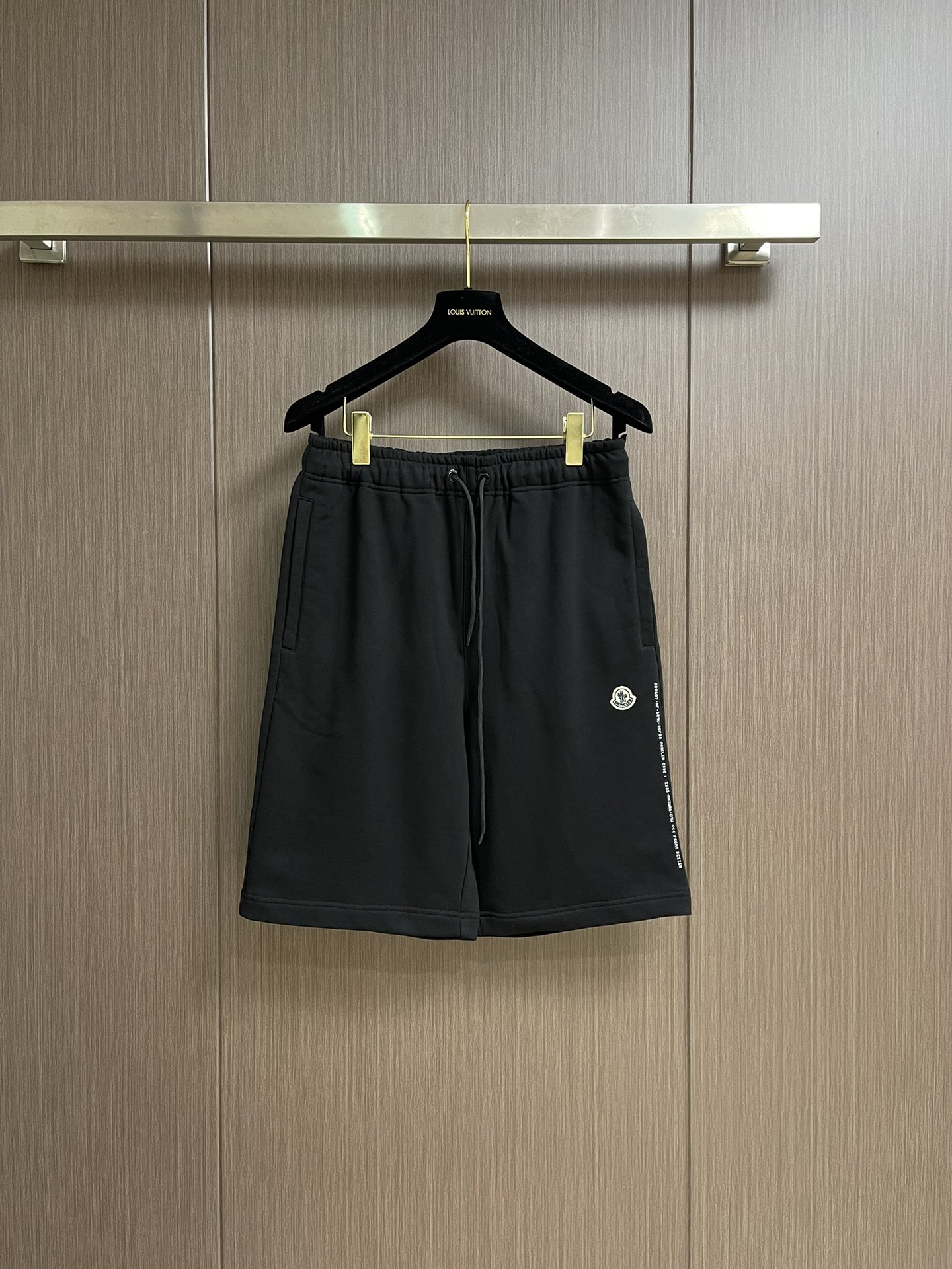 NO:141603,moncler Fujiwara Hiroshi's cotton trim shorts are made of pure cotton. The cotton fleece fabric formed by the surface is soft and delicate, and the fluff is evenly distributed. Use a dot needle to embroider on the back patch pocket. The double-line coiled structure makes the embroidery surface thick and not easy to wear. The seam is hidden on the back of the fabric without messy threads, improving durability and aesthetics. The overall thread is straight and delicate, the fabric is comfortable and soft, and the color is consistent and there is no color difference. It can be matched with the same style to create a fashionable look, control various occasions, customize auxiliary materials, complete three standards, and the same style for men and women!  Size S-XL, christian louboutin, shorts, alexander wang19860909moncler 藤原浩联名棉质饰章短裤,采用纯棉打造,表面经过起绒处理之后形成的棉质抓绒面料,其触感柔软细腻,绒毛分布均匀.运用盘线点针绣花绣于后贴袋上,双线盘绕结构使绣面厚实,不易磨损,缝线隐藏于布料背面,无杂乱线头,提升耐用性和美观性.整体走线平直细腻,面料舒适柔软,颜色一致无色差 能与同款搭配营造时尚造型,驾驭各种场合,定制辅料,三标齐全,男女同款！尺码S-XL,,christian louboutin,shorts,alexander wang,Men's clothing