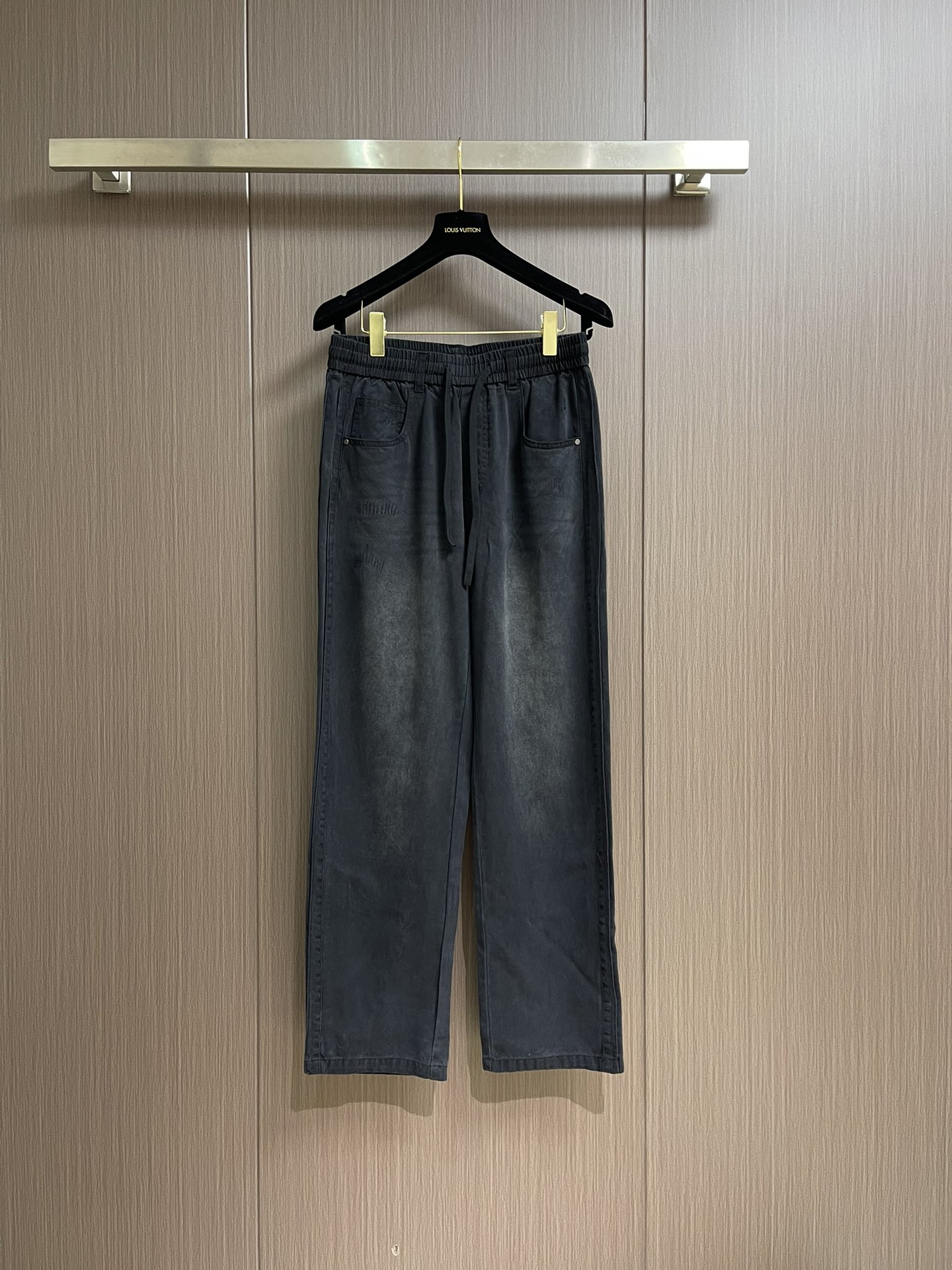 NO:141625,ysl heavy industry washing old wide-leg jeans, this ysl black wide-leg jeans reshape the classic denim style with pioneering design. The loose wide-leg jeans release a casual attitude, neat lines outline the chic outline, and adapt to diverse dressing scenes. Casual commuting can interpret high-end aura. The selected denim fabric is crisp and soft, the old craftsmanship gives a unique texture, the drawstring waist design takes into account the comfort and styling in the details. The metal buttons hide the brand's ingenuity, and the inner label shows the 