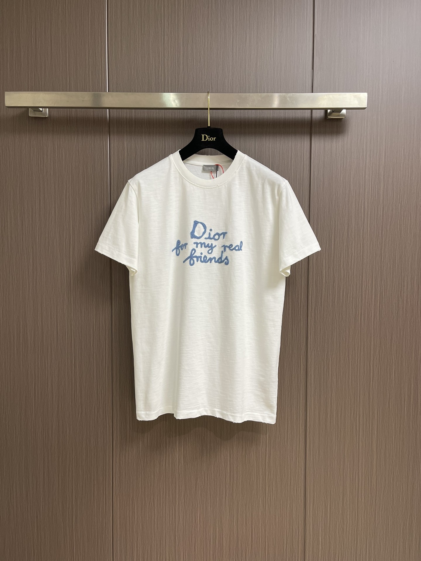 NO:141631,Dior Friends' letter embroidered short-sleeved T-shirt, using pure cotton 12s fine cotton plain, 310g; matched with 21 double yarn threads, 420g. The fabric is interwoven through plain weave structure, and there are many yarn bending points, making the fabric have good firmness and wear resistance. According to the stitching method of chain embroidery, embroidery is carried out from right to left. Maintain the tension of the embroidery thread and the uniform stitching to ensure the three-dimensionality and precision of the embroidery. The overall thread is straight and delicate, the fabric is comfortable and soft, and the color is consistent and there is no color difference. It can be matched with the same style to create a fashionable look, control various occasions, customize auxiliary materials, complete three standards, and the same style for men and women!  Size S-XL, Dior, T-shirt,tees, t-shirt,alexander wang19860909Dior 朋友字母刺绣短袖T恤,采用纯棉12s精棉平纹,310g；搭配21支双纱螺纹,420g.通过平纹组织方式交织而成的面料,纱线屈曲点也多,使得织物具有较好的坚牢度和耐磨性.按照锁链绣的针法,从右到左进行刺绣.保持绣线的张力和针脚的均匀,以确保绣品的立体感和精致度.整体走线平直细腻,面料舒适柔软,颜色一致无色差 能与同款搭配营造时尚造型,驾驭各种场合,定制辅料,三标齐全,男女同款！尺码S-XL,,dior,T-shirt,tees，t-shirt,alexander wang,Men's clothing