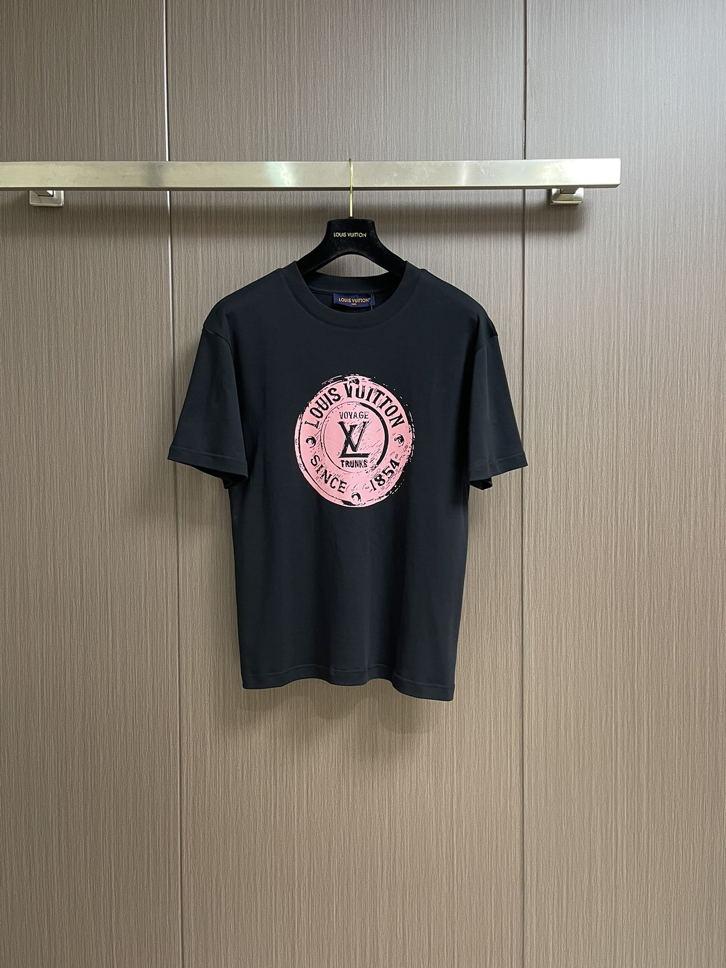 NO:141596,LV 2025fw three-dimensional flocked printed short-sleeved T-shirt, this T-shirt is cut into a casual silhouette with soft and breathable cotton knitted. The chest seal is embellished with various Louis Vuitton classic elements, covering the year of the brand’s founding, praising the brand’s travel and box making heritage. Washing method It is recommended to dry cleaning or cold water on the back to be washed separately and medium-temperature ironing. Size M-3XL M-size 68cm long, shoulder width 47cm bust 110cm L-size 70cm shoulder width 48cm bust 112cm XL-size 72cm shoulder width 49cm bust 114cm XXL-size 74cm shoulder width 50cm bust 116cm XXXL-size 76cm shoulder width 51cm bust 118cm,,louis  vuitton,louis vuitton,T-shirt,tees,t-shirt,alexander wang19860909LV 2025fw 立体植绒印花短袖T恤,本款t恤以柔软透气的棉质针织裁出休闲廓形.胸前印章点缀多样路易威登经典元素,涵盖品牌创始年份,歌颂品牌的旅行与制箱传承.洗涤方式 建议干洗或反面冷水单独快速机洗中温熨烫.尺码M-3XL M码衣长68cm 肩宽47cm 胸围110cm L码衣长70cm 肩宽48cm 胸围112cm XL码衣长72cm 肩宽49cm 胸围114cm XXL码衣长74cm 肩宽50cm 胸围116cm XXXL码衣长76cm 肩宽51cm 胸围118cm,,louis vuitton,louis vuitton,T-shirt,tees，t-shirt,alexander wang,Men's clothing