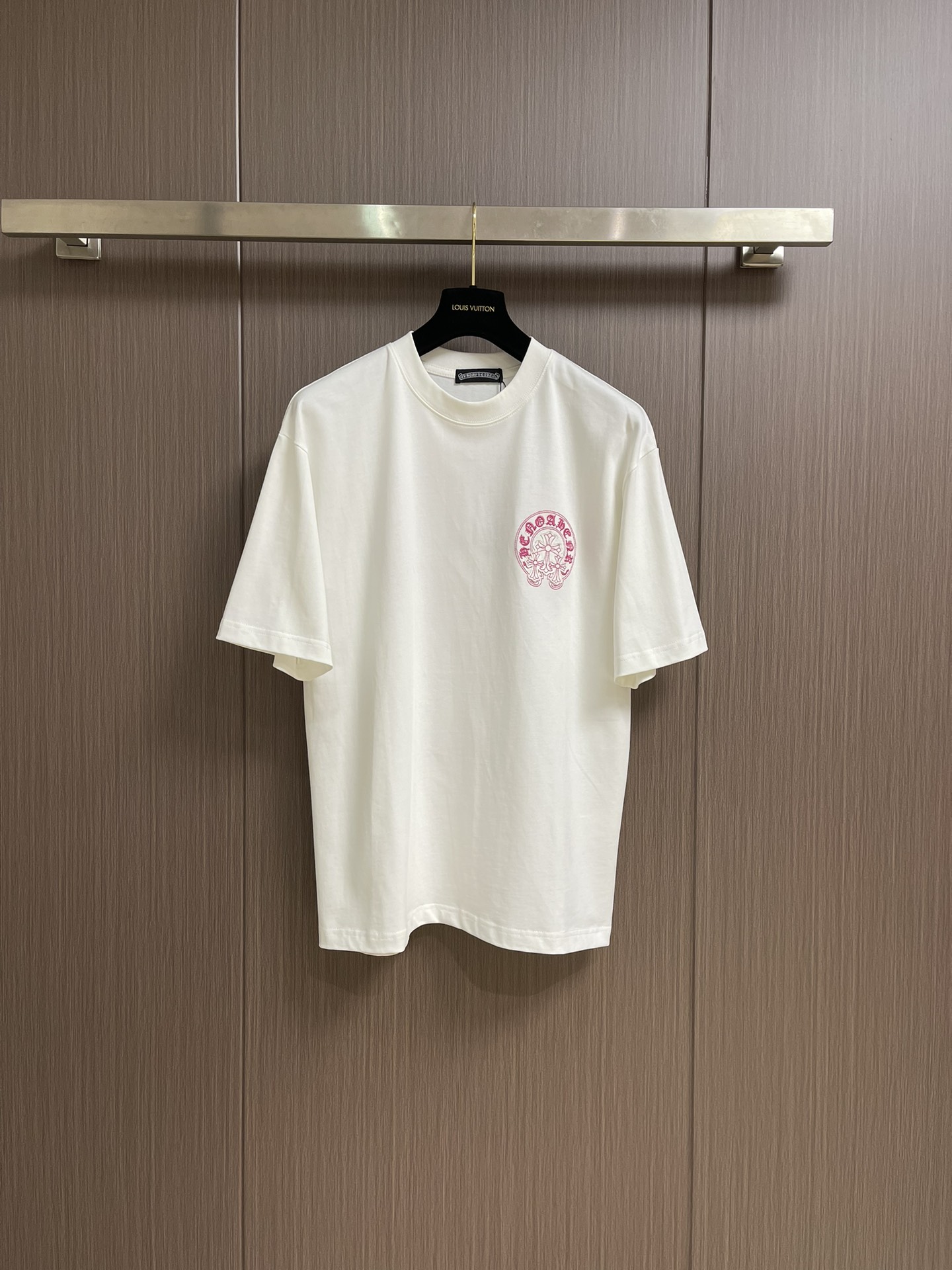 NO:839902,CH Crow Heart men's embroidered three-dimensional logo round neck short-sleeved T-shirt breaks the rules.  Imported fabrics supplied by customers!  Soft, delicate, warm and light, the texture is different from ordinary cotton fabrics.  A slight sense of heaviness is the real essence.  The details and process design of the one-piece molding are top-notch, and the stitching of the collar is small, neat and meticulous.  Wear it alone as an inner layer and it never goes out of style!  The color of the high-temperature treatment is oily and delicate, and the hand feel is extremely soft. The pattern has a bumpy and full frosted texture, with a strong three-dimensional effect. Sizes M-XXL, chrome hearts, T-shirt, tees, t-shirt,19860909CH 克罗心男士刺绣立体logo圆领短袖T恤 打破常规．进口客供面料！柔软细腻温润轻盈,质感区别于普通棉质面料．略带厚重感才是真正的精髓所在．一体成型的细节与工艺设计堪称一流,领部走线针距小而工整更细致入微．单穿内搭永不过时！高温处理的色泽油润细腻,手感极为柔和,图案呈现凹凸饱实磨砂质感,立体感超强.尺码M-XXL,,chrome hearts,T-shirt,tees，t-shirt,,Men's clothing