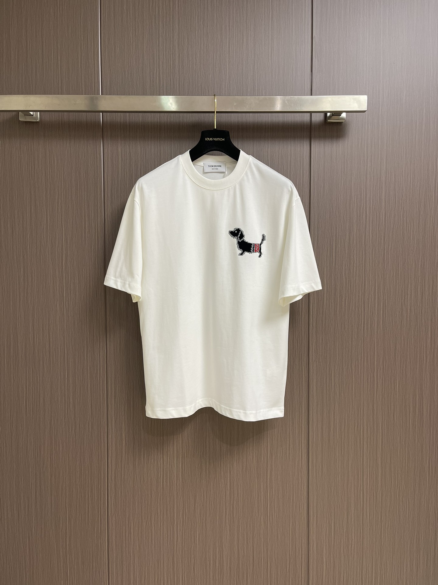 NO:836096,Thom Browne TB embroidered puppy dog short-sleeved T-shirt, TB embroidered puppy 21-count high-precision pure cotton fabric, loose OS version, crisp and stylish upper body, slit hem design, short front and long back to increase body proportions. Sizes M-XXL M size length 71cm, bust 110cm, shoulder width 51.5cm, size L length 73cm, bust 114cm, shoulder width 52.5cm  XL size is 75cm long, bust 118cm, shoulder width 53.5cm, XXL size is 76cm long, bust 122cm, shoulder width 54.5cm, T-shirt, tees, t-shirt,19860909Thom Browne TB 圈圈小狗刺绣短袖短袖T恤,TB刺绣小狗 21支高精纯棉面料 宽松OS版型 上身挺括有型 下摆开衩设计,前短后长拉高身材比例.尺码M-XXL M码衣长71cm 胸围110cm肩宽51.5cm L码衣长73cm 胸围114cm 肩宽52.5cm XL码衣长75cm胸围118cm 肩宽53.5cm XXL码衣长76cm 胸围122cm 肩宽54.5cm,,T-shirt,tees，t-shirt,,Men's clothing
