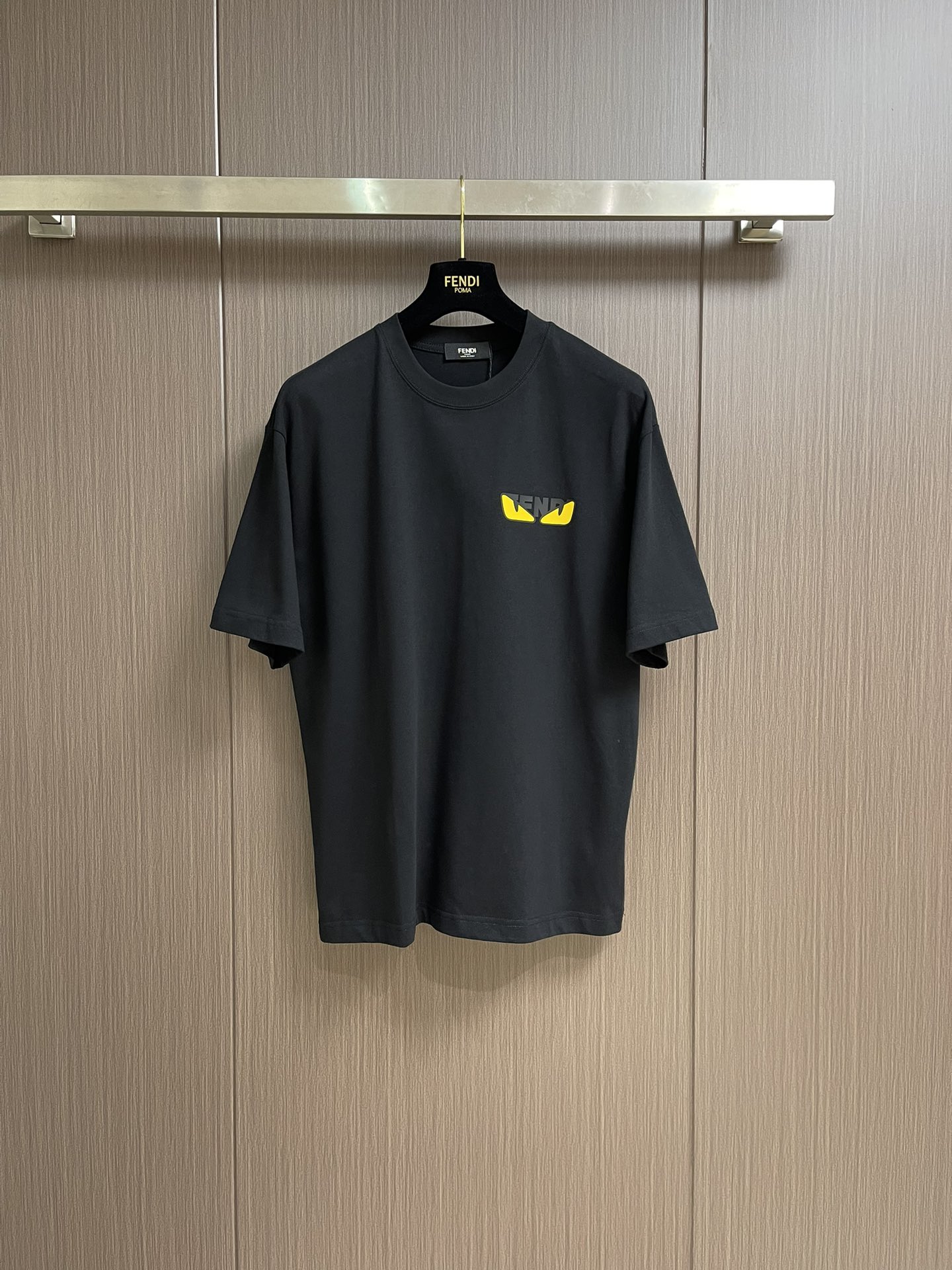 NO:141588,Fendi 2025ss little monster logo short-sleeved T-shirt, 300g after washing, cotton, front little monster logo printed logo, neckline with double needle thread, chain bottom pull shoulder bag edge, four-wire dense edge, one inch 13-pin, high-quality workmanship, 1:1 restore. Size M-XXL,,fendi, T-shirt,tees, t-shirt,alexander wang19860909Fendi 2025ss小怪兽标识短袖t恤,洗后300g,棉质,前幅小怪兽logo印花标识,领口采用双针走线,锁链底拉肩包边,四线密边,一寸13针,高品质做工,1:1还原.尺码M-XXL,,fendi,T-shirt,tees，t-shirt,alexander wang,Men's clothing