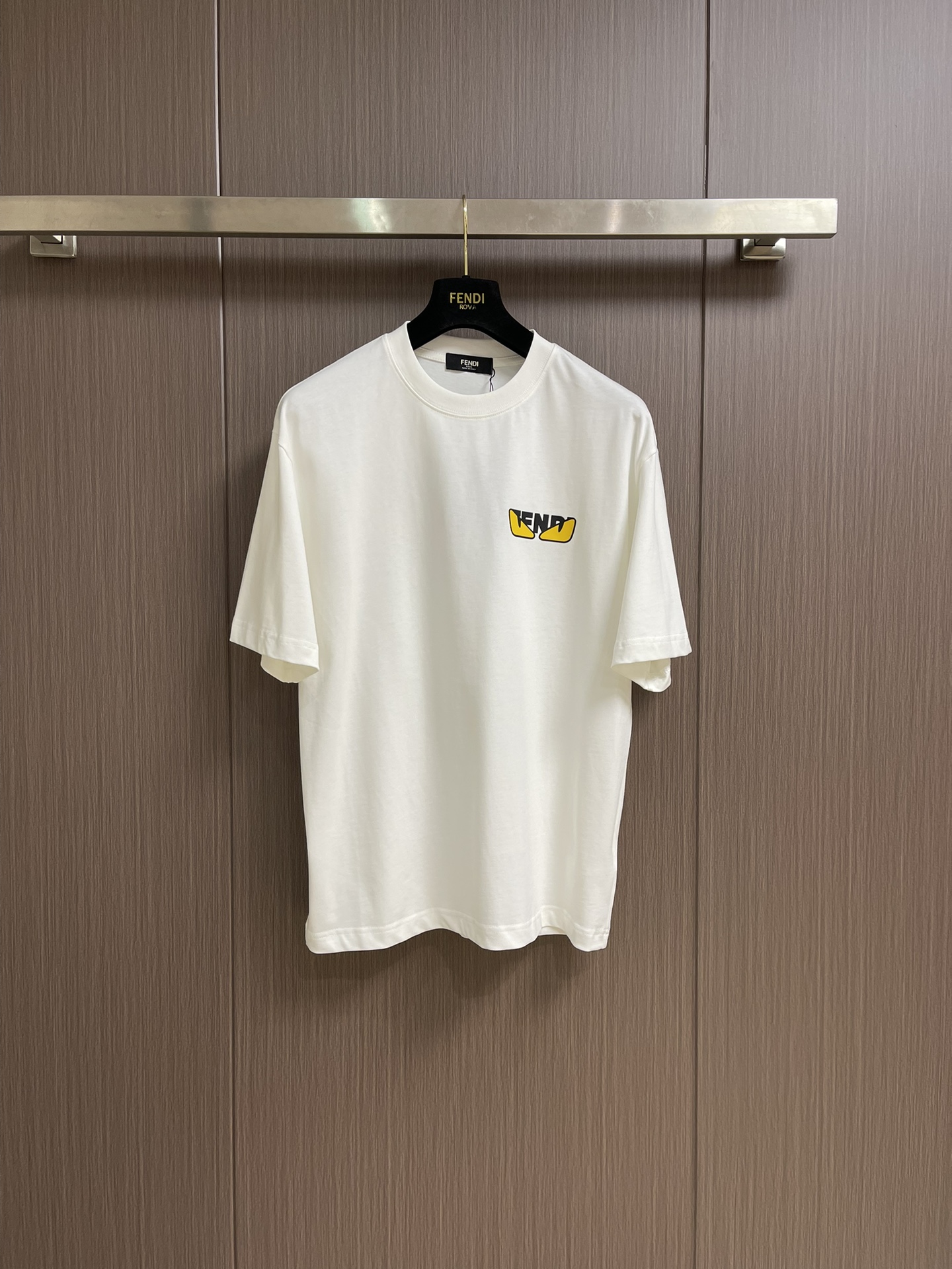 NO:141590,Fendi 2025ss little monster logo short-sleeved T-shirt, 300g after washing, cotton, front little monster logo printed logo, neckline with double needle thread, chain bottom pull shoulder bag edge, four-wire dense edge, one inch 13-pin, high-quality workmanship, 1:1 restore Size M-XXL,,fendi, T-shirt,tees, t-shirt,alexander wang19860909Fendi 2025ss小怪兽标识短袖t恤,洗后300g,棉质,前幅小怪兽logo印花标识,领口采用双针走线,锁链底拉肩包边,四线密边,一寸13针,高品质做工,1:1还原 尺码M-XXL,,fendi,T-shirt,tees，t-shirt,alexander wang,Men's clothing