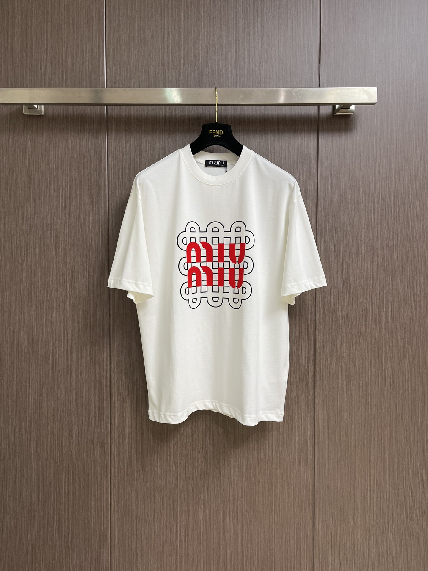 NO:141594,MIUMIU 2025ss Spring and Summer New Round Neck Fashion Short Sleeve T-shirt, Pure Cotton Fabric!  Comfortable skin, durable and easy to wear, classic simple logo design, original factory craftsmanship, must-have items for handsome men Size M-XXL,,miumiu,T-shirt,tees,t-shirt,alexander wang19860909MIUMIU 2025ss春夏新款圆领时尚短袖t恤,纯棉面料！贴肤舒适,耐看又好穿,经典简约logo设计,原厂工艺一丝不苟,型男必备单品 尺码M-XXL,,miumiu,T-shirt,tees，t-shirt,alexander wang,Men's clothing