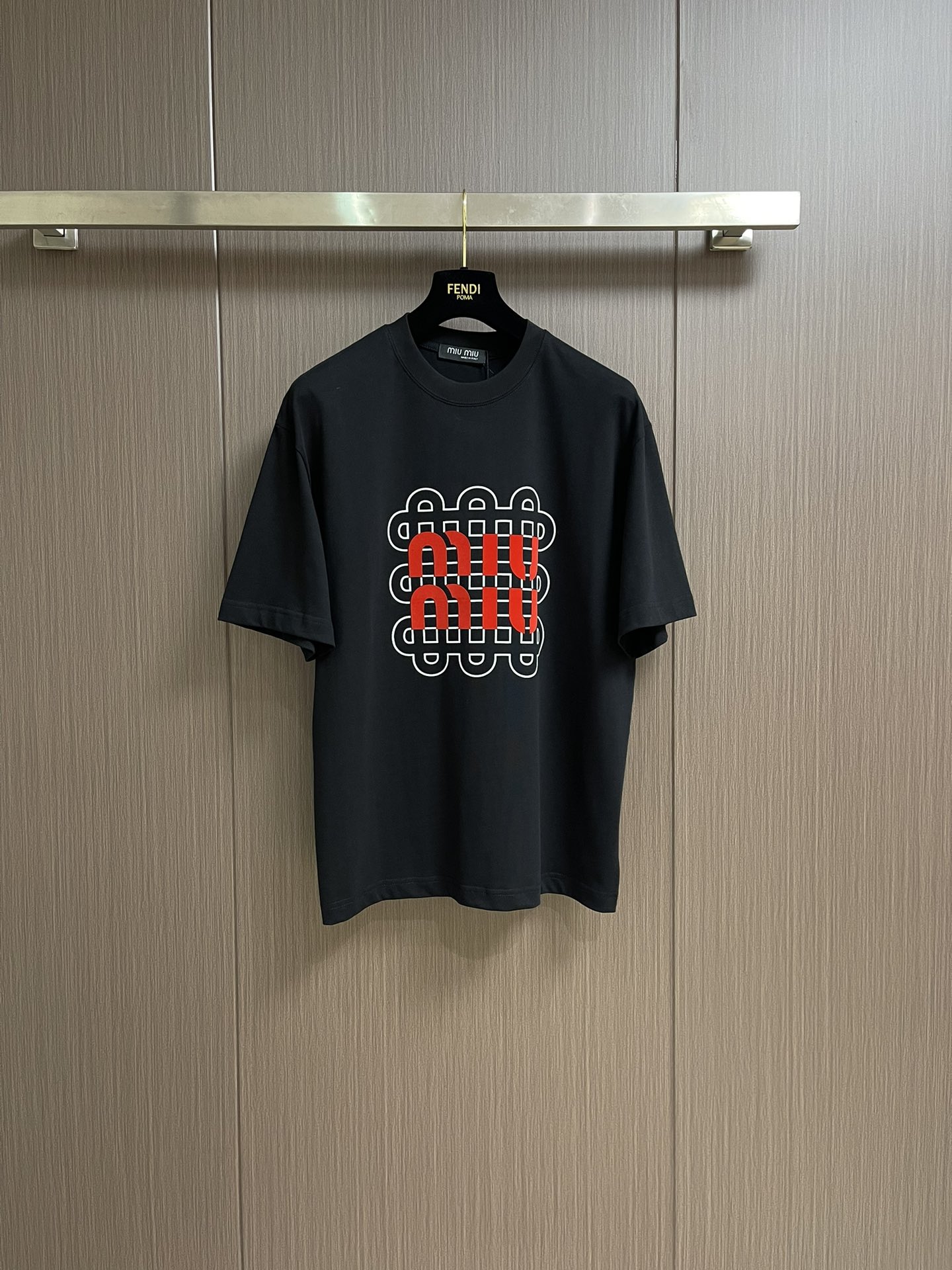 NO:141592,MIUMIU 2025ss Spring and Summer New Round Neck Fashion Short Sleeve T-shirt, Pure Cotton Fabric!  Comfortable skin, durable and easy to wear, classic and simple logo design, original craftsmanship meticulous, a must-have item for handsome men. Size M-XXL, miumiu, T-shirt,tees, t-shirt,alexander wang19860909MIUMIU 2025ss春夏新款圆领时尚短袖t恤,纯棉面料！贴肤舒适,耐看又好穿,经典简约logo设计,原厂工艺一丝不苟,型男必备单品.尺码M-XXL,,miumiu,T-shirt,tees，t-shirt,alexander wang,Men's clothing