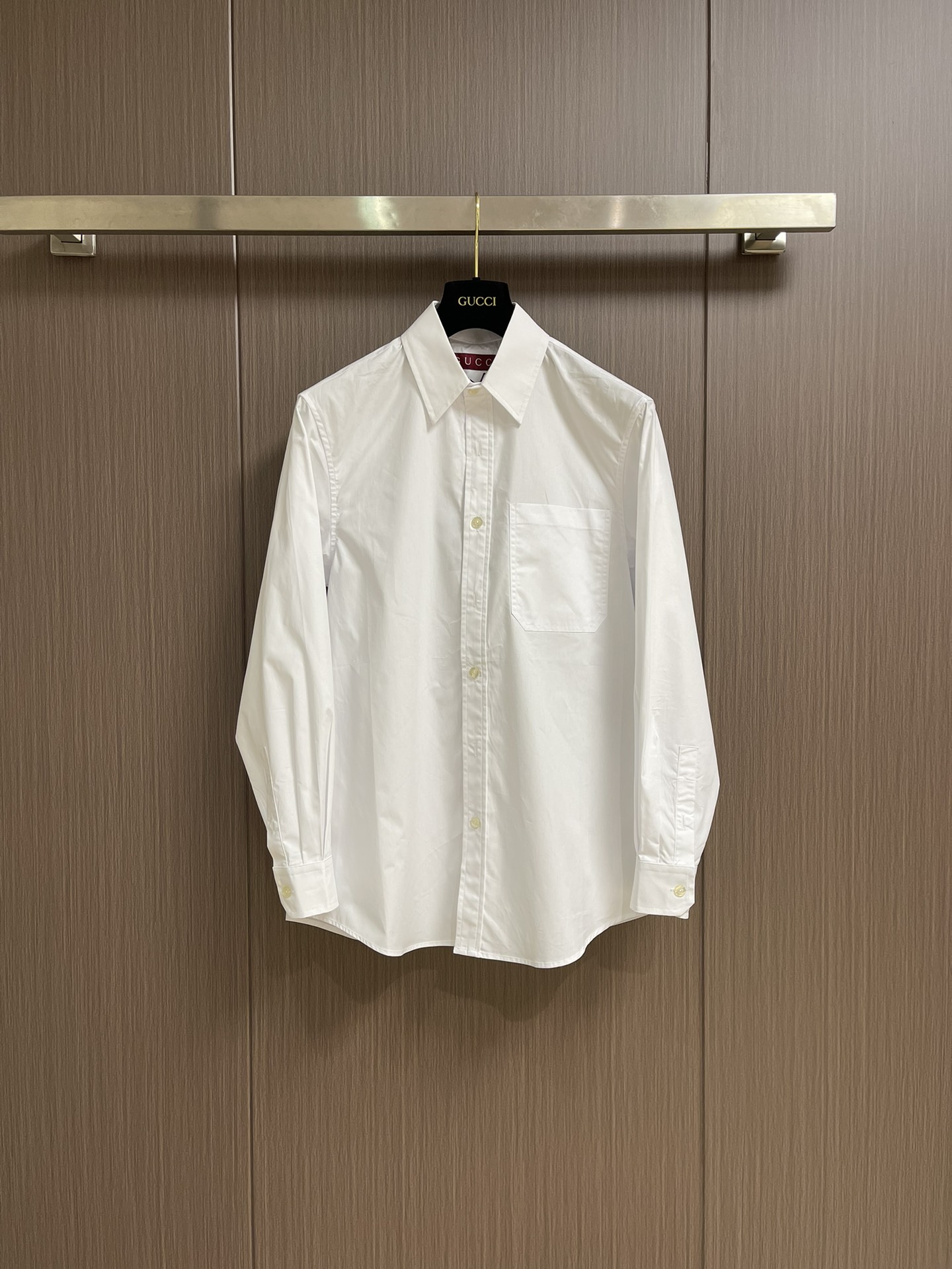 NO:141593,GUCCI 2025ss new long-sleeved white shirt with pockets on the chest and branded shield embroidery on the back. Simple design style is indispensable, three-dimensional tailoring, moderate length to modify and beautify the upper body proportions. The shape is very modern, versatile and plastic!  Size S-XL, gucci,shirts,alexander wang19860909GUCCI 2025ss新款长袖白衬衫,胸口带有口袋 后背有品牌盾牌刺绣,简约设计款不可或缺款式,立体剪裁,适中长度修饰美化上身比例,造型上极具现代百搭可塑性！尺码S-XL,,gucci,shirts,alexander wang,Men's clothing