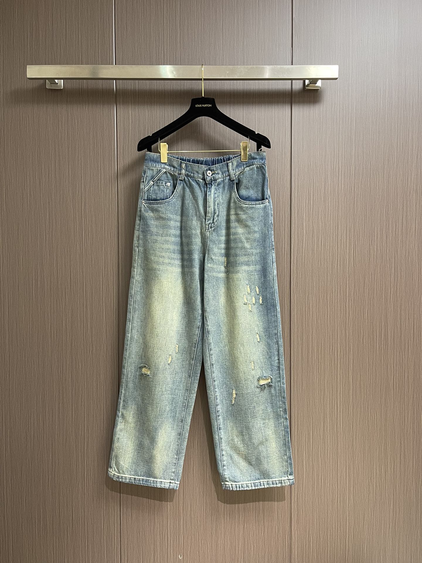 NO:141614,BV high ounces of old washing water destroys blue jeans, buyers who play with high-level players must buy!  !  High ounce wash water damage pants. The fabric is in stock. The brand specializes in fabric. The surface of the real thing is glossy, oily and waxy. The handle is very well-equipped with the old washing water. Destruction. The pants are straight and loose. The length of the pants also makes the accumulation feel sufficient. All the details are chemically reacted to this heavy industry high-luxury denim. It feels first and foremost. It is suitable to describe it. It mainly introduces its heavy hole process. The hole is not a simple damage. It needs to be washed, sandpaper grinding and other processes to achieve natural wear effect. The more process steps, the higher the cost. When you get the real thing, you can truly feel its weight and artistic presence. The taste it can create is something that the basic model can never do. Size XS-L, bottega veneta, jeans, alexander wang19860909BV 高盎司做旧洗水破坏蓝色牛仔裤,高阶玩家玩品味的买手必入！！高盎司洗水破坏裤 面料市面绝无现货 品牌专供面料 实物表面光泽油蜡感拿捏的非常到位呼应做旧洗水 破坏. 裤型直筒宽松 裤长也把堆积感做足 所有的一切细节化学反应成这一条重工高奢牛仔 感觉至上太适合形容它 主要介绍一下它的重破洞工艺复杂 破洞并非简单的破坏 需通过水洗 砂纸打磨 等工艺实现自然磨损效果 工艺步骤越多 成本越高 当你拿到实物你才能真切感受到它的分量和艺术般的存在感 它可以营造的品味感觉是基础款永远无法做到的.尺码XS-L,,bottega veneta,jeans,alexander wang,Men's clothing