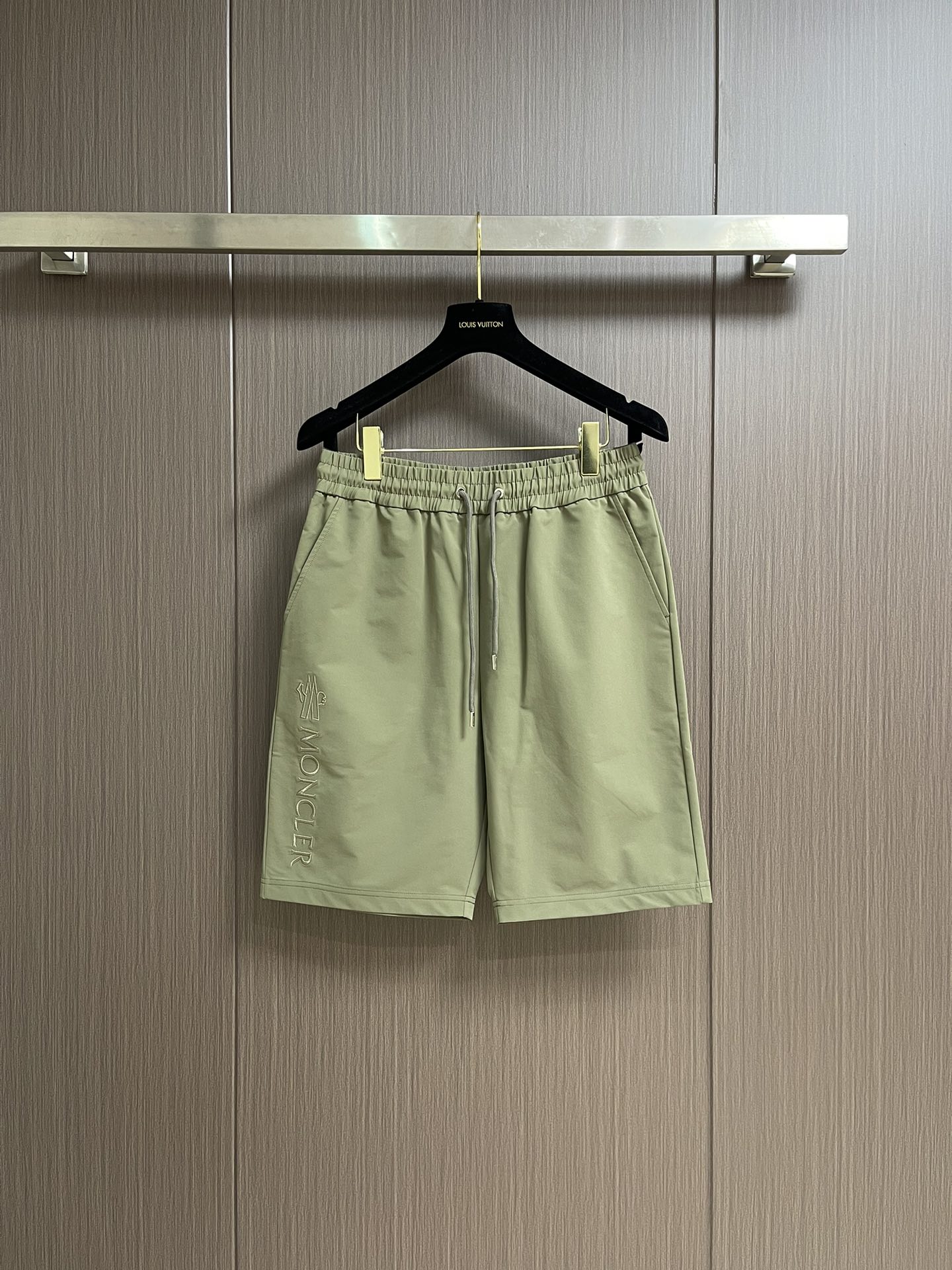 NO:141607,moncler 2025ss summer men's casual five-point shorts, drawstring elastic belt, simple webbing design.  Customized comfortable breathable pure cotton wool coil!  It has soft and delicate characteristics, comfortable and breathable, and the upper body effect is excellent and extremely versatile. It can be matched at any time and anywhere to create a variety of shapes. Size M-3XL, christian louboutin, shorts, alexander wang19860909moncler 2025ss 夏季男士休闲五分短裤,抽绳松紧腰带,简约织带设计．定制舒适透气纯棉毛线圈！拥有柔软细腻的特性舒爽透气,上身效果非常棒究极百搭,随时随地随心所欲的搭配打造多变造型.尺码M-3XL,,christian louboutin,shorts,alexander wang,Men's clothing