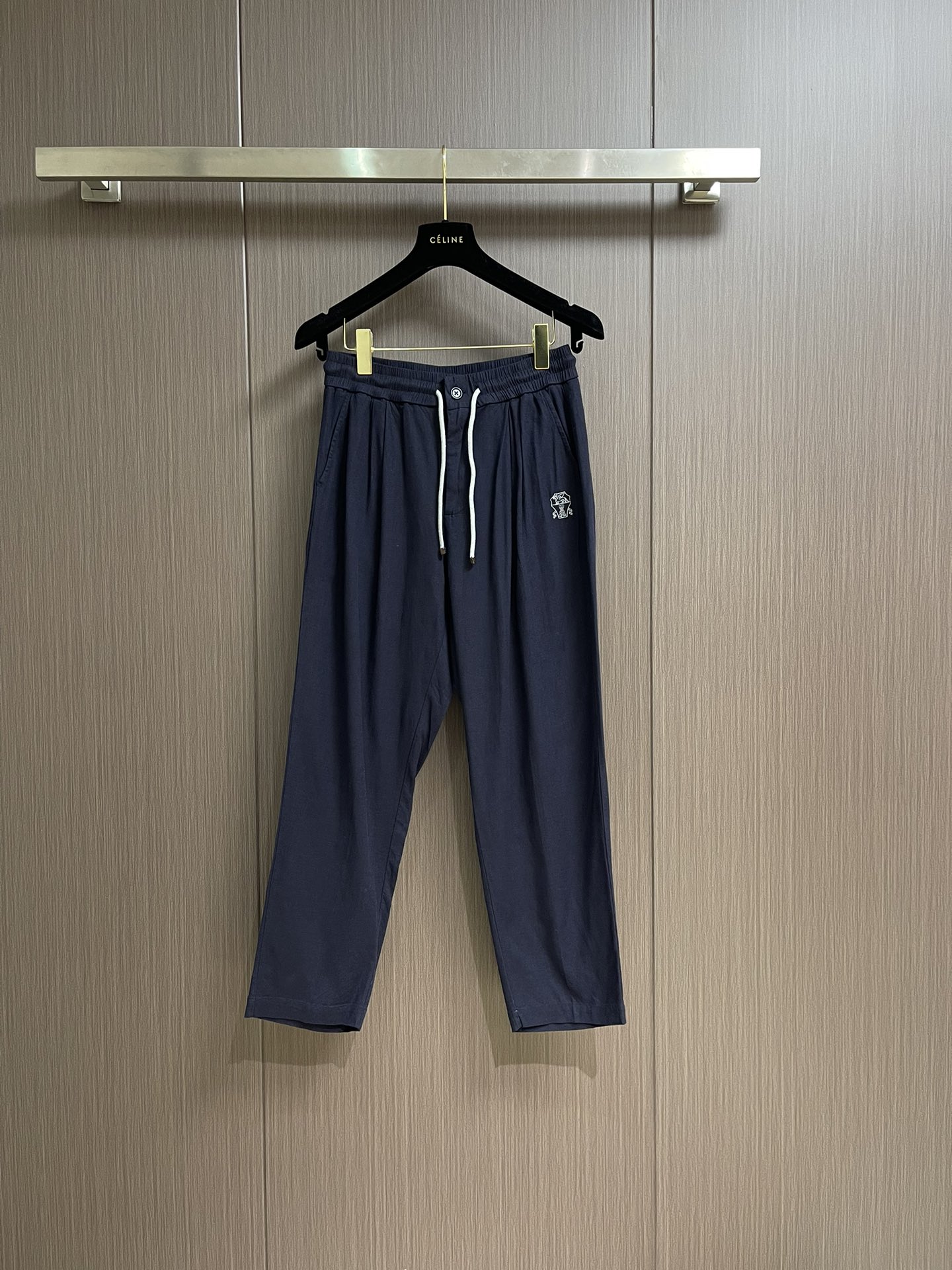 NO:141616,BC 2025s spring and summer new lightweight Tianshi cotton blend drawstring casual pants, men's embroidered logo business casual straight-leg casual pants!  Made of customer-supplied fixed-woven and dyed light and thin tinsel linen fabric, ensuring the comfort and breathability of the pants. The linen fabric has natural moisture absorption and heat dissipation, which can keep the skin dry and reduce the sultry feeling in summer!  The casual straight-tube style is suitable for business occasions, and can also show a relaxed and comfortable casual style!  Size M-3XL, alexander wang19860909BC 2025s春夏新款轻薄天丝棉混纺抽绳休闲裤,男士刺绣徽标商务休闲直筒型休闲裤！选用客供定织定染轻薄天丝亚麻面料打造的,保证了裤子的舒适度和透气性,亚麻面料具有天然的吸湿性和散热性,能够让皮肤保持干爽,减少夏季的闷热感！休闲直筒版型,既适合商务场合,又能展现轻松自在的休闲风格！尺码M-3XL,,alexander wang,Men's clothing