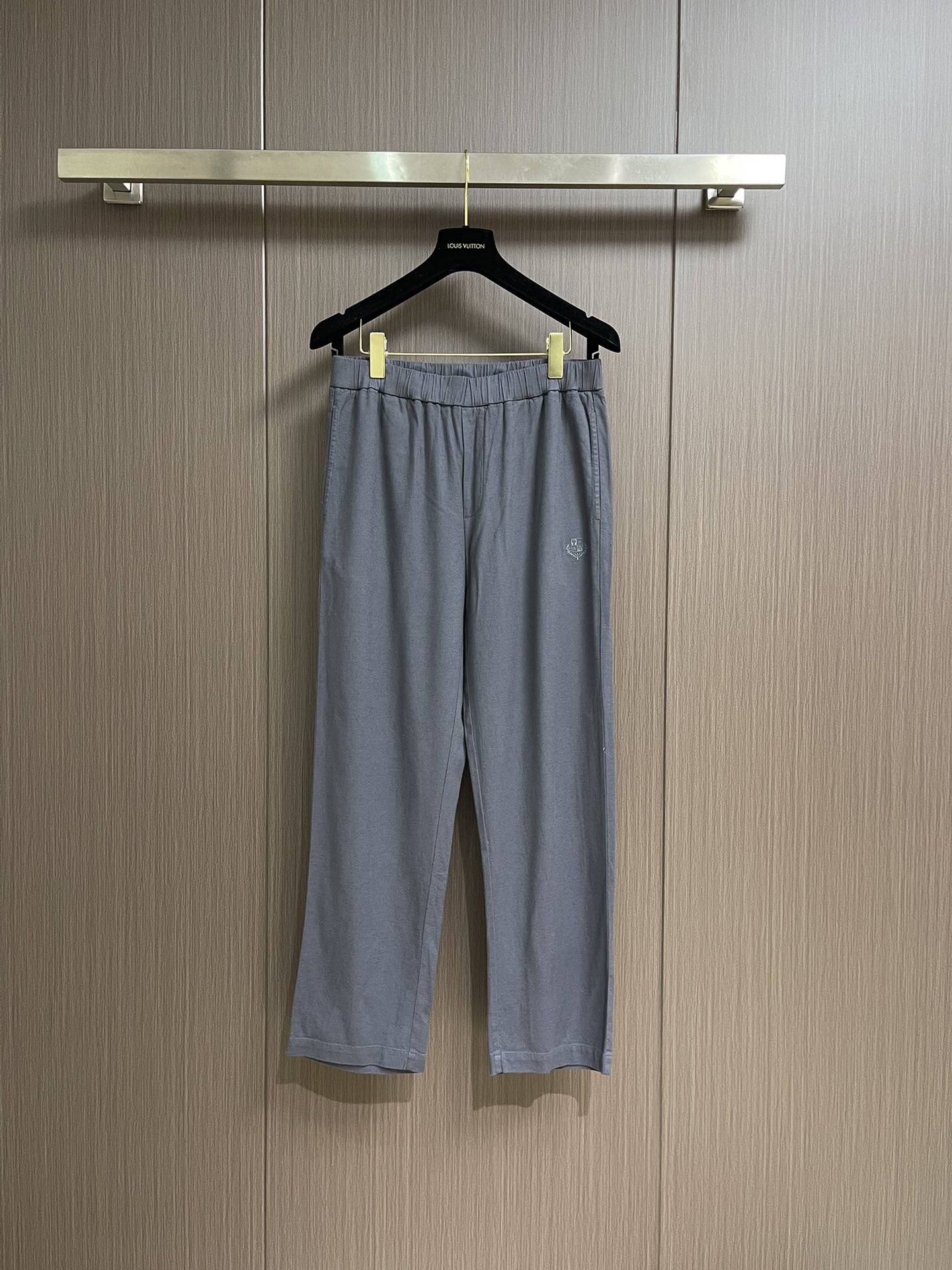 NO:141619,Loropiana lp men's linen skysilk casual pants. Casual pants are fashionable items that men can wear anytime and anywhere. The simple design is combined with high-end fabrics, fine embellishments, three-dimensional tailoring, smooth and high glossy, and the upper body is very good. The three-dimensional tailoring is upright. Size M-3XL, loro piana, loro piana, alexander wang19860909loropiana lp男士亚麻天丝休闲裤,休闲裤作为随时随地男人都能穿搭的时尚单品,简洁的设计配合高档面料,细节点缀,立体剪裁,手感顺滑光泽度高,上身后度非常好,立体剪裁上身挺拔.尺码M-3XL,,loro piana,loro piana,alexander wang,Men's clothing