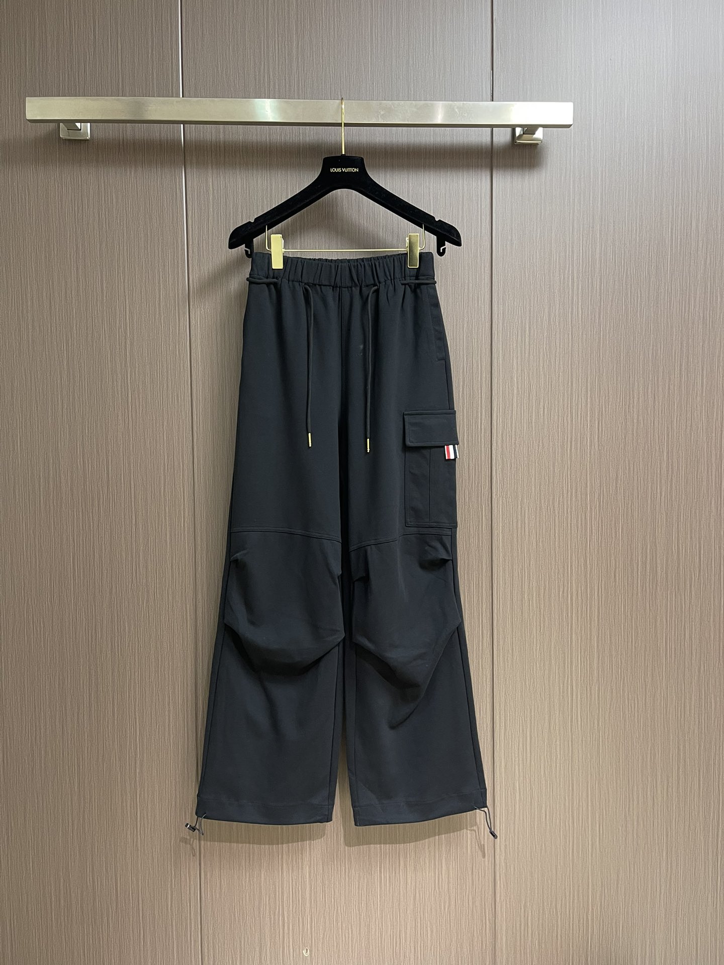 NO:141615,ThomBrowne Tom Brown TB 2025ss straight casual pants. No details show fashion, not exaggerated and a little bit of accent. The logo webbing inside the waist is simple and stylish. The fabric is made of high-strength pure cotton. The washed fabric not only has a lot of soft touch, but also has a more elegant and soft color. Size 1-2-3-4, thom browne, manolo blahnik, alexander wang19860909ThomBrowne汤姆布朗 TB 2025ss直筒休闲裤.细节到小配件无一彰显时尚气,不浮夸又有点小腔调,腰內logo织带,简洁之中不失时尚元素,面料采用高支纯棉的料,水洗过后的面料不仅手感柔软许多,色泽上更加优雅柔和.尺码1-2-3-4,,thom browne,manolo blahnik,alexander wang,Men's clothing