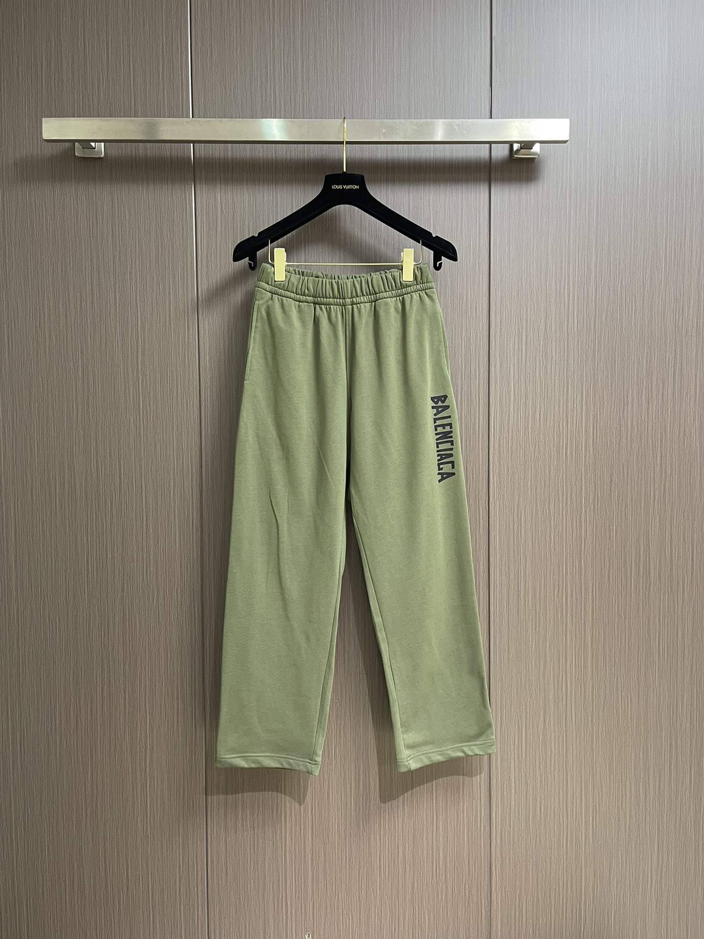 NO:141622,Balenciaga 2025SS early spring new straight-leg casual sleeves, simple and fashionable new custom fabric, comfortable to wear, low-key and luxurious, very classy, ​​with a gradient design of trousers, fashionable and high-end, no need to say much about the trousers style and cutting, the upper body is exquisite and vivid.  True first-class quality, truly palace-level elastic pants, excellent quality, and are very soft after heavy washing!  Not picky about people, the upper body is absolutely stylish and extremely luxurious. Size M-3XL, balenciaga, alexander wang19860909Balenciaga 2025SS早春新款直筒休闲卫裤,简约时尚新款定制面料,身穿手感舒适 低调不失奢华 非常有档次搭配裤脚渐变设计时尚高端 裤型款式和裁剪亦无需多言 上身精致跃然．真正一等一顶级质料 真正殿堂级的松紧裤,品质卓然,经过重水洗使得很柔软！不挑人 上身绝对的有型 极度奢华.尺码M-3XL,,balenciaga,alexander wang,Men's clothing