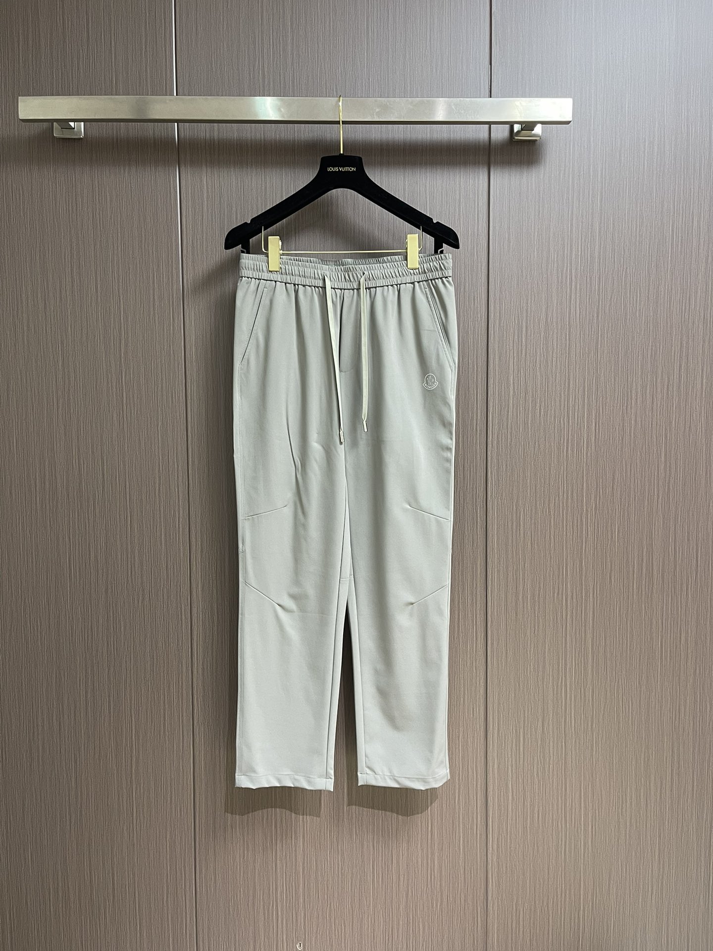 NO:141634,Moncler 2025SS spring and summer new straight-leg casual pants, invincible fabrics, impeccable versatile slings, beautiful outdoor sports. The soul-style logo is simple and casual, the hardware and accessories are top-notch, good details, beautiful texture, very stylish, and real weight. Size M-3XL, christian louboutin, alexander wang19860909Moncler 2025SS春夏新品直筒休闲裤,面料无敌,型款设计都无可挑剔的百搭款卫裤,户外运动都美.灵魂式的logo仔章简约休闲, 五金辅料都是顶配 细节好,质感美,十分有格调 实实在在的份量.尺码M-3XL,,christian louboutin,alexander wang,Men's clothing