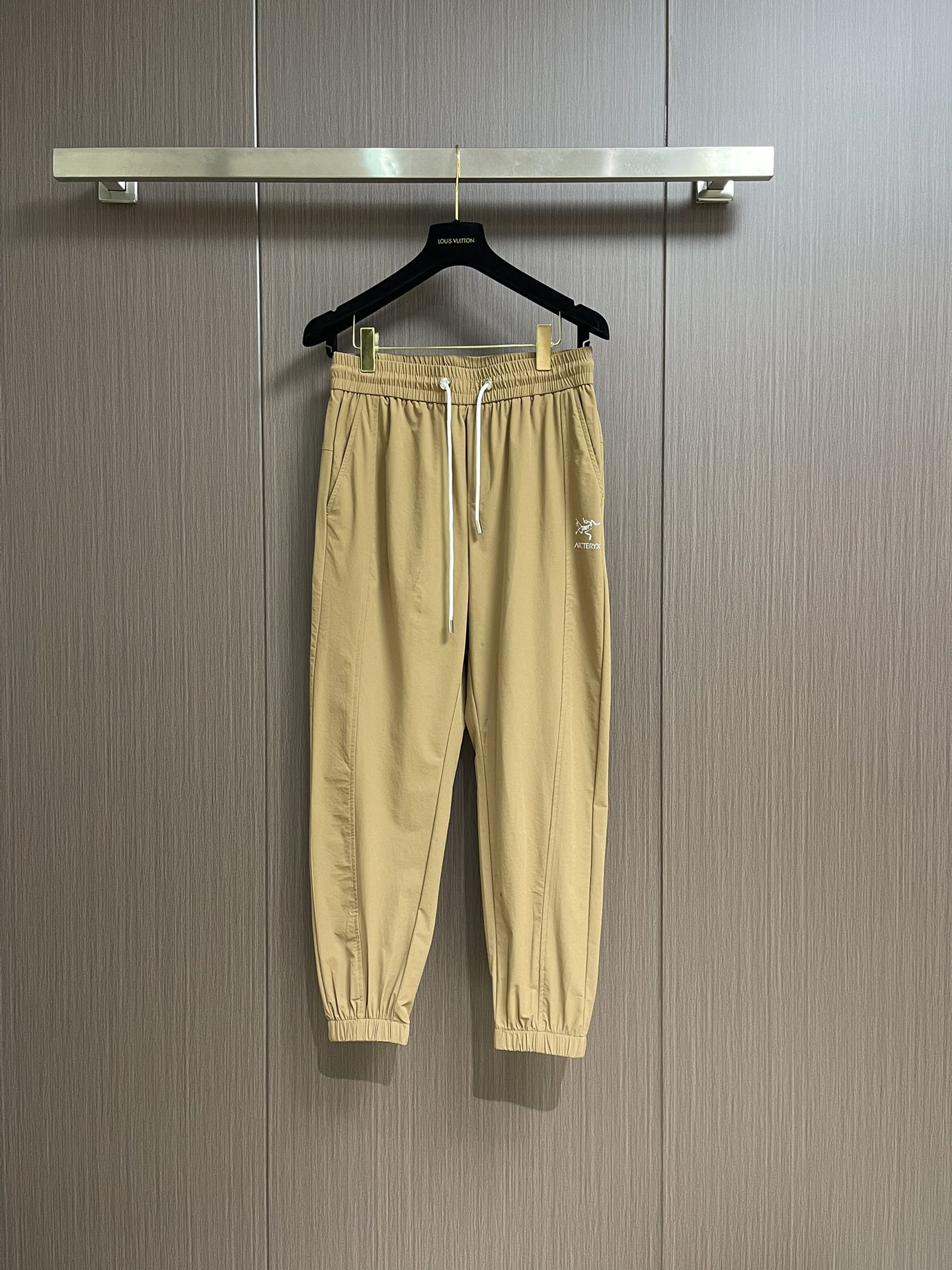 NO:141609,Arcteryx: Arcterophore splicing leg-tied pants, there is no need to talk about Arcterophore outdoors, overlord level!  24HOURS concept, all-weather!  Medium thickness, soft, comfortable and skinny, they are all fixed-woven fabrics, otherwise the color and texture will be different! There are many details, heavy industry complex, urban leisure, travel and vacation, and outdoor sports can be used!  Size M-4XL, arc'teryx,alexander wang19860909Arcteryx 始祖鸟拼接束腿机能裤,户外之于始祖鸟就不需多讲了,霸主级！24HOURS概念,全天候！中等厚度,柔软舒适有骨感,都是定织的面料否则色系质感不一样啊!细节多多,重工复杂,都市休闲,旅游度假,户外运动都能驾驭！尺码M-4XL,arc'teryx,alexander wang,Men's clothing